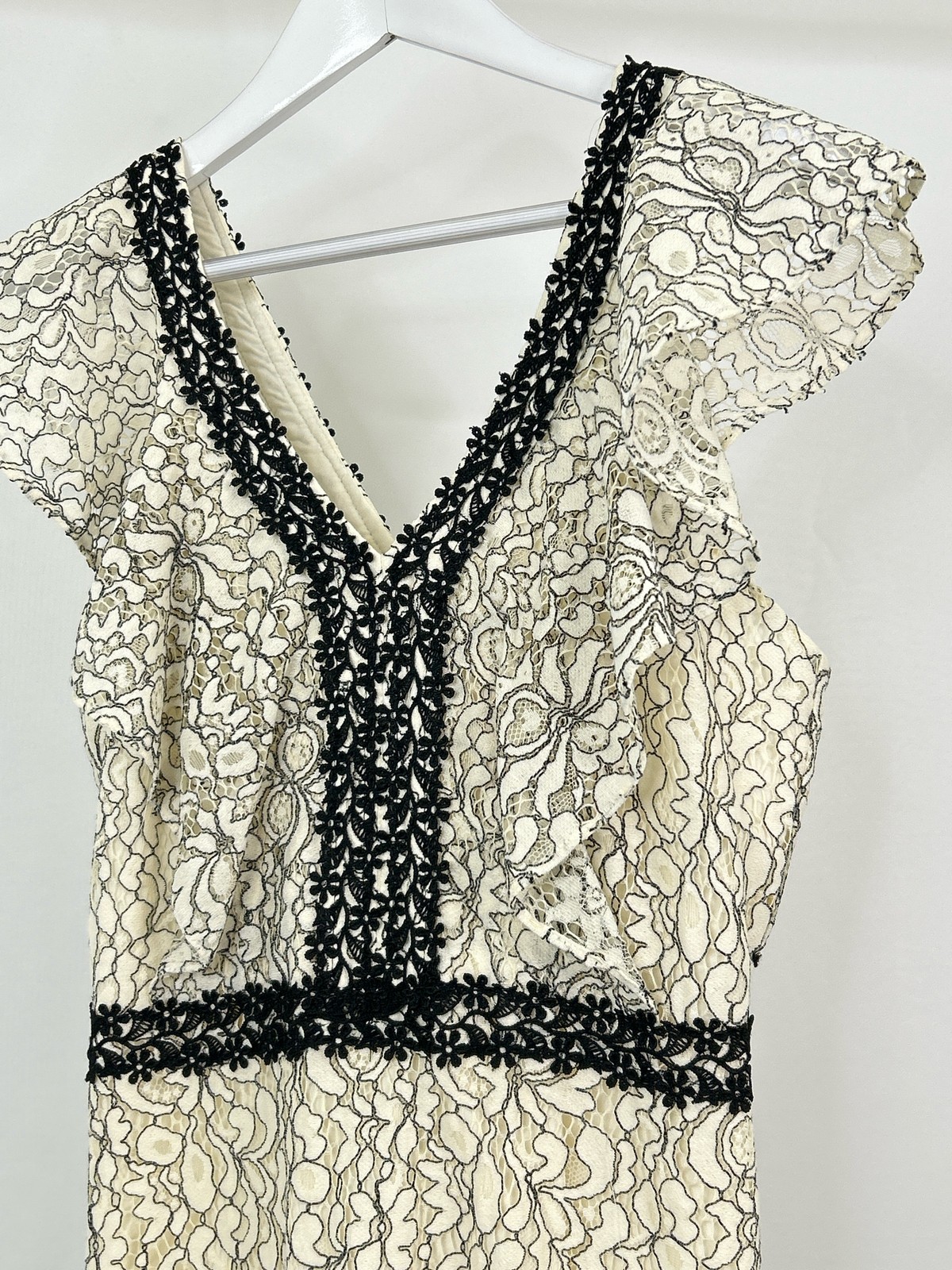 NANETTE LEPORE Size 8 CREAM & BLACK Floral Lace Flutter Sleeve VNeck Women Dress