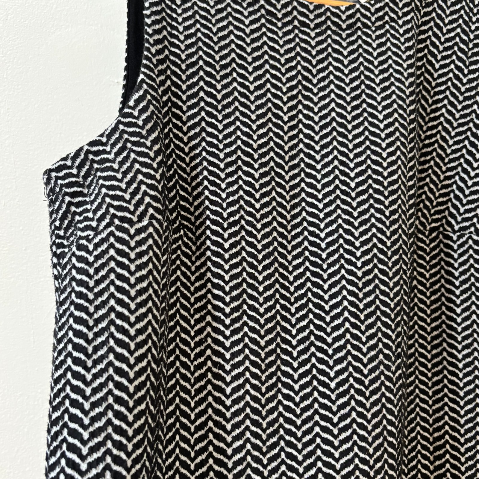 LOFT Black White Chevron Zig Zag Shift Dress Sleeveless Textured Knit