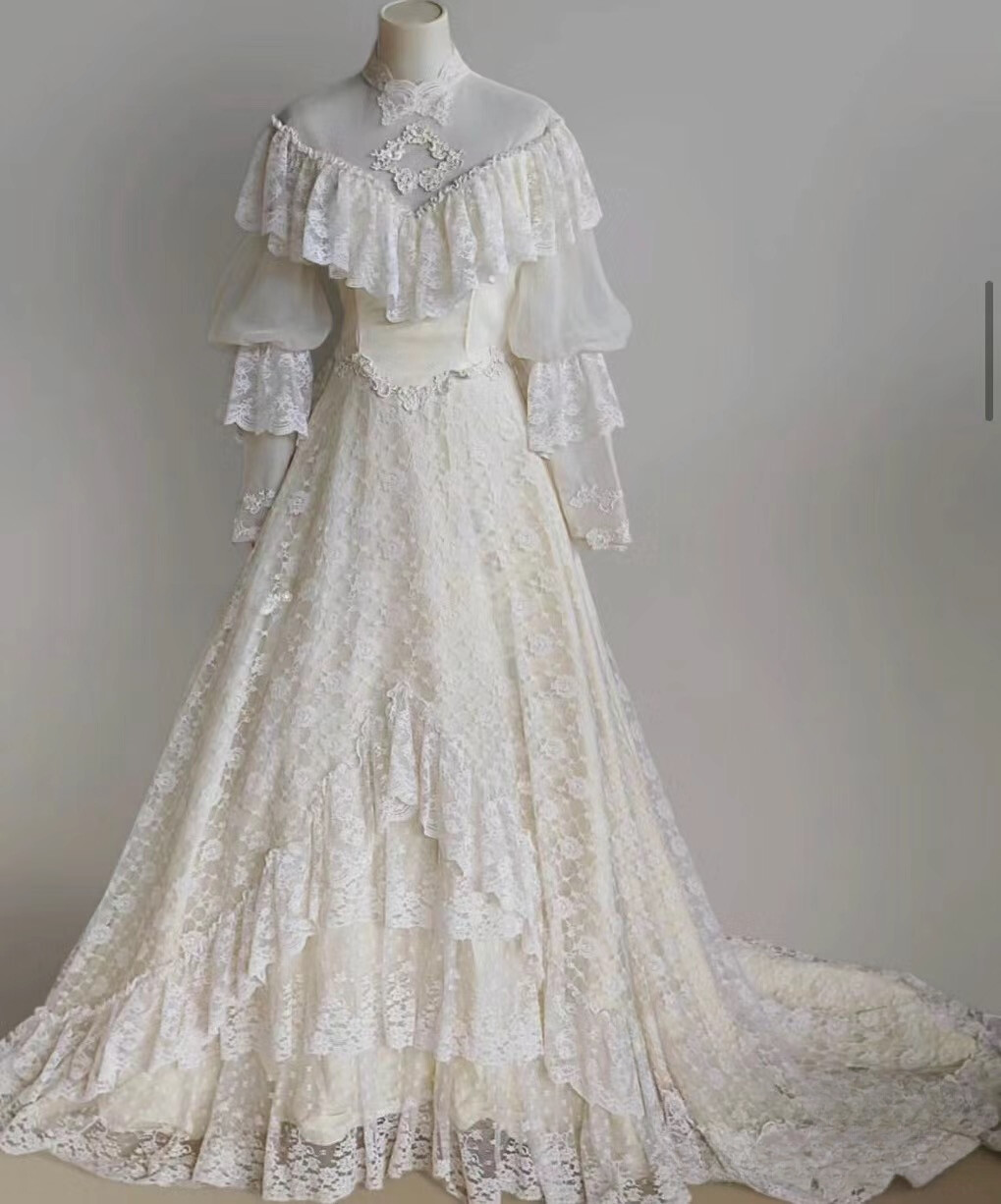 Vintage Boho Evening Dresses V-Neck Tiered Lace Ruffle Sweep Train Party Gowns