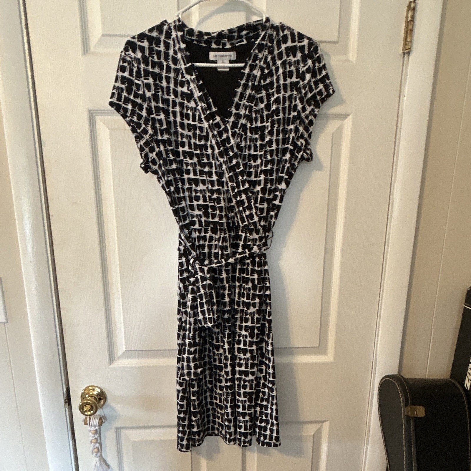 Liz Claiborne Faux Wrap Dress Sz M Geometric Black White Belted Stretchy