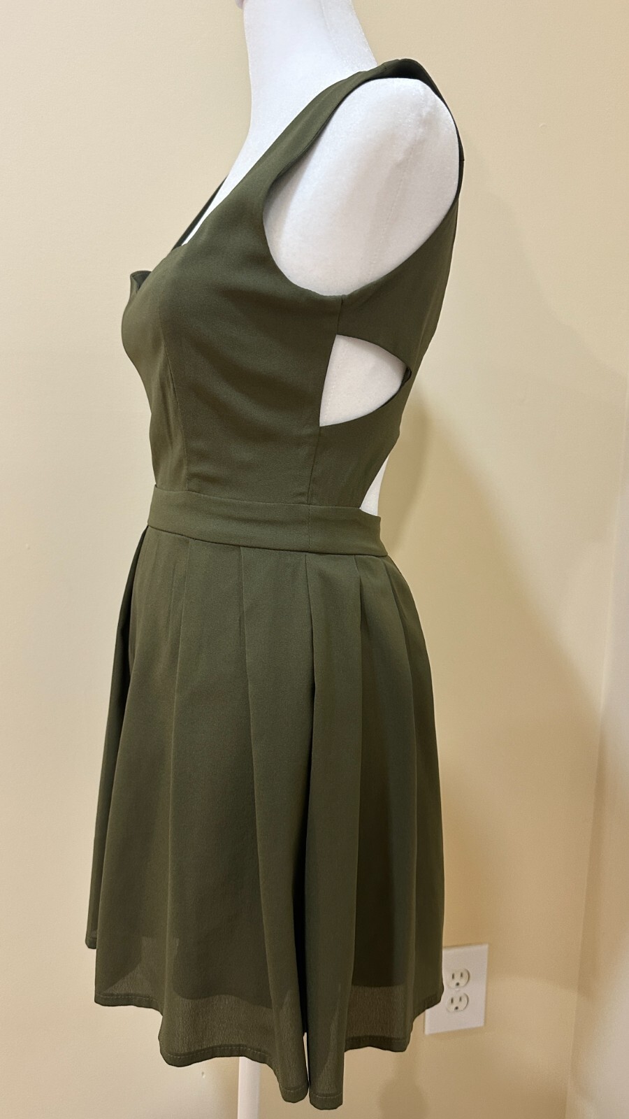 TILLY ANNE Olive Green Mini Sleeveless Lined Pleated Dress Cut Out Back Sz S