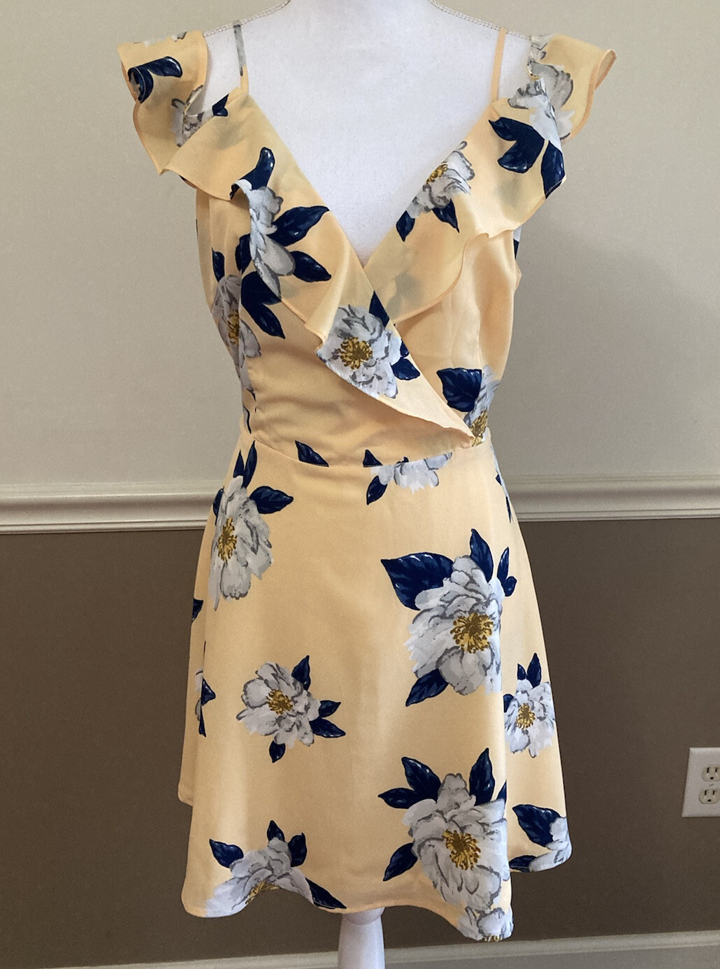NWT J.O.A. JOA Just One Answer Women’s Dress LARGE Yellow Floral Fit & Flare