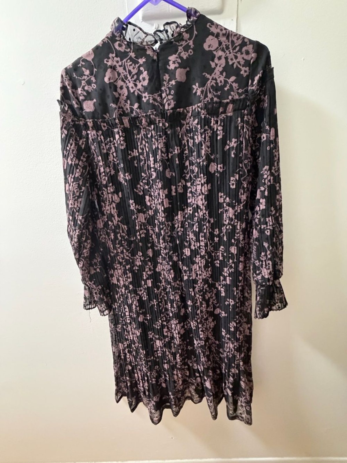 Carrie Floral Pleated Midi Dress – Size 6 (Black & Mauve)