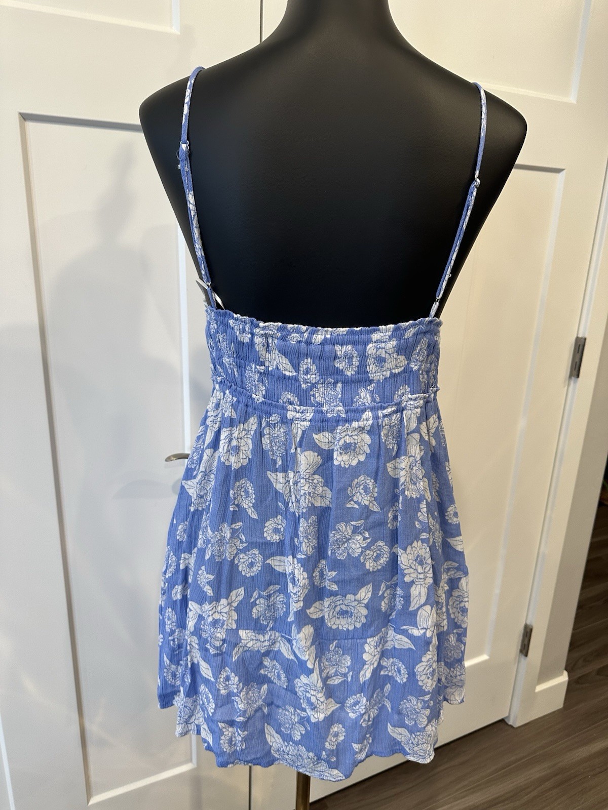 Love Tree Boutique Floral Flowy Lightweight Summer V Neck Blue Dress M