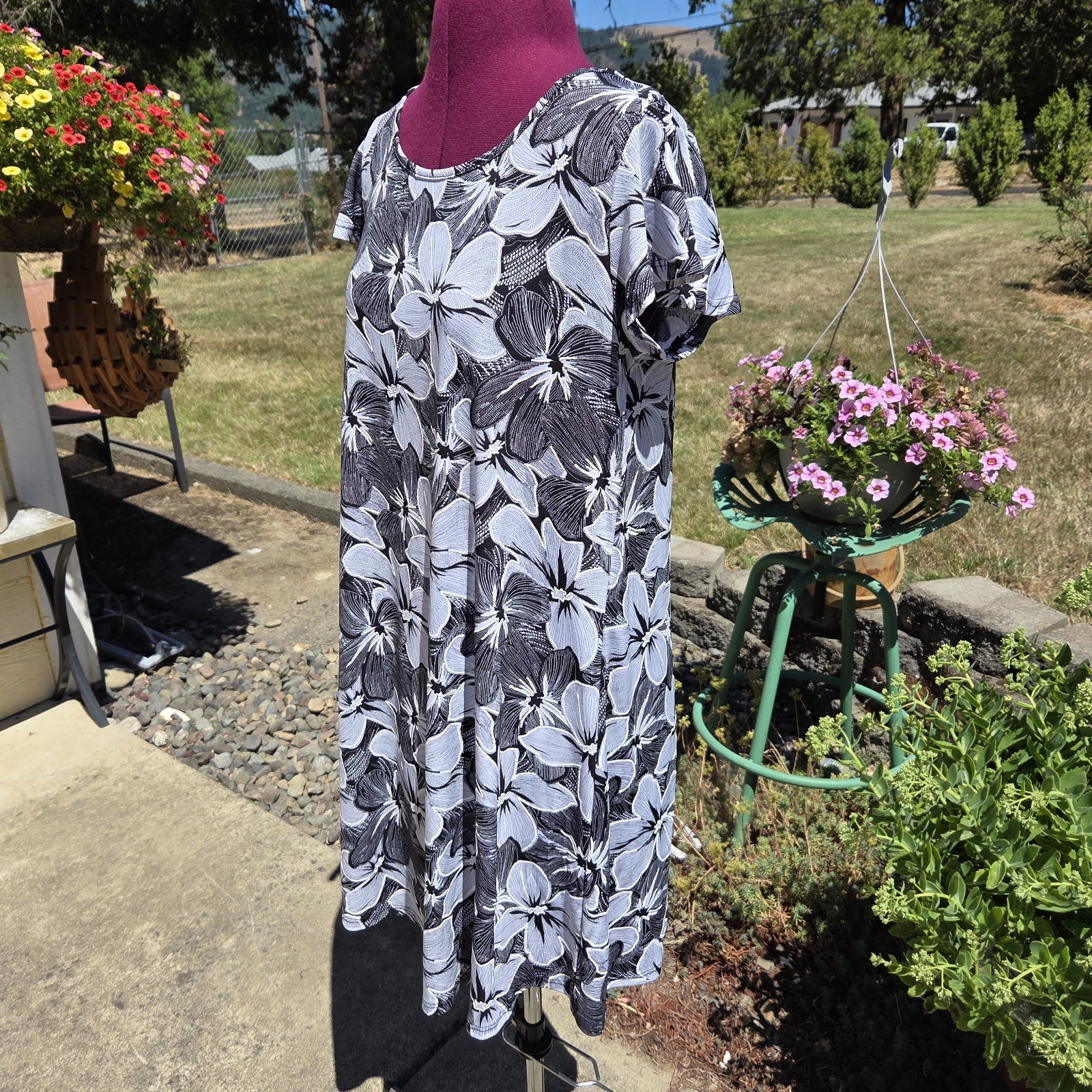 NWOT SJS Relaxed Black And White Floral Mini Dress. Size M.