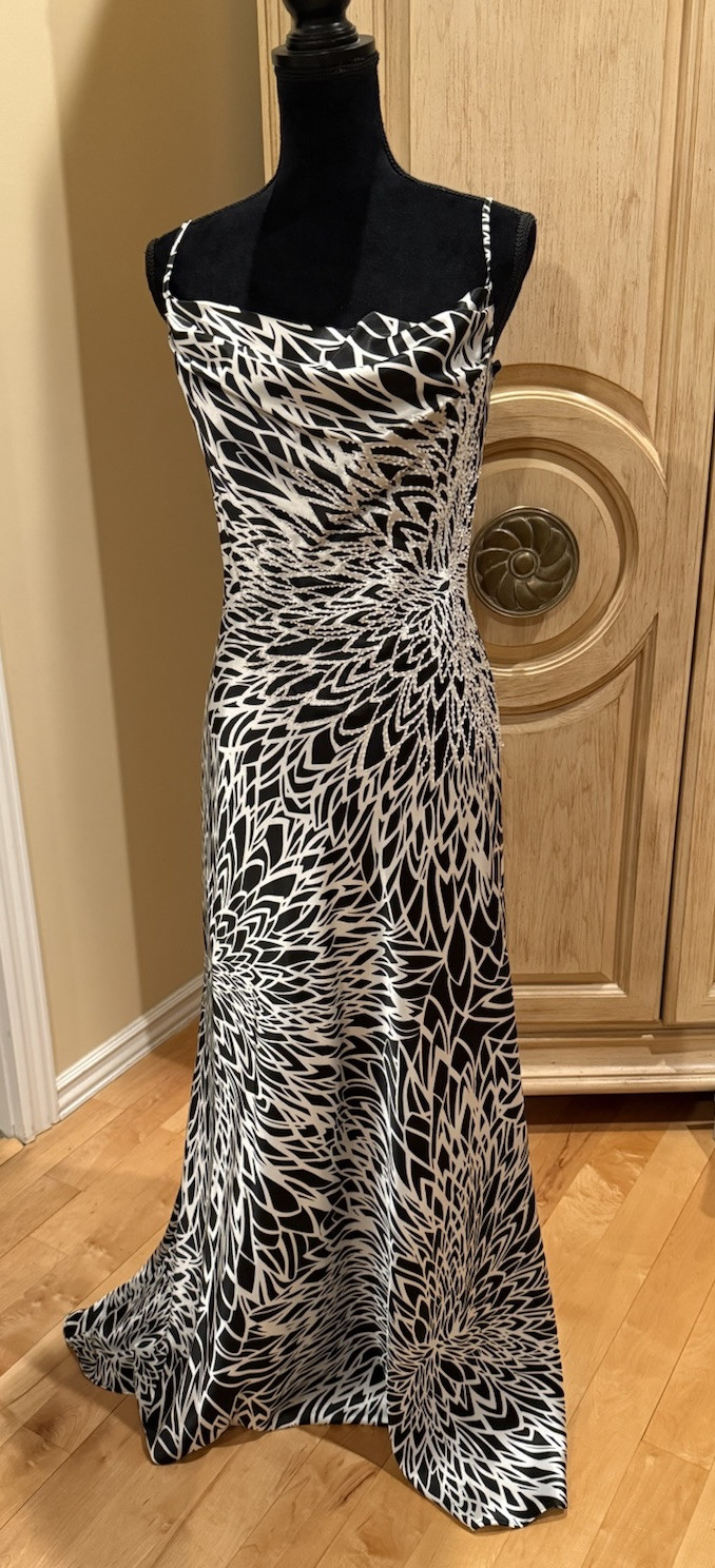 Night way black and white embellished evening gown women’s size 8NEW