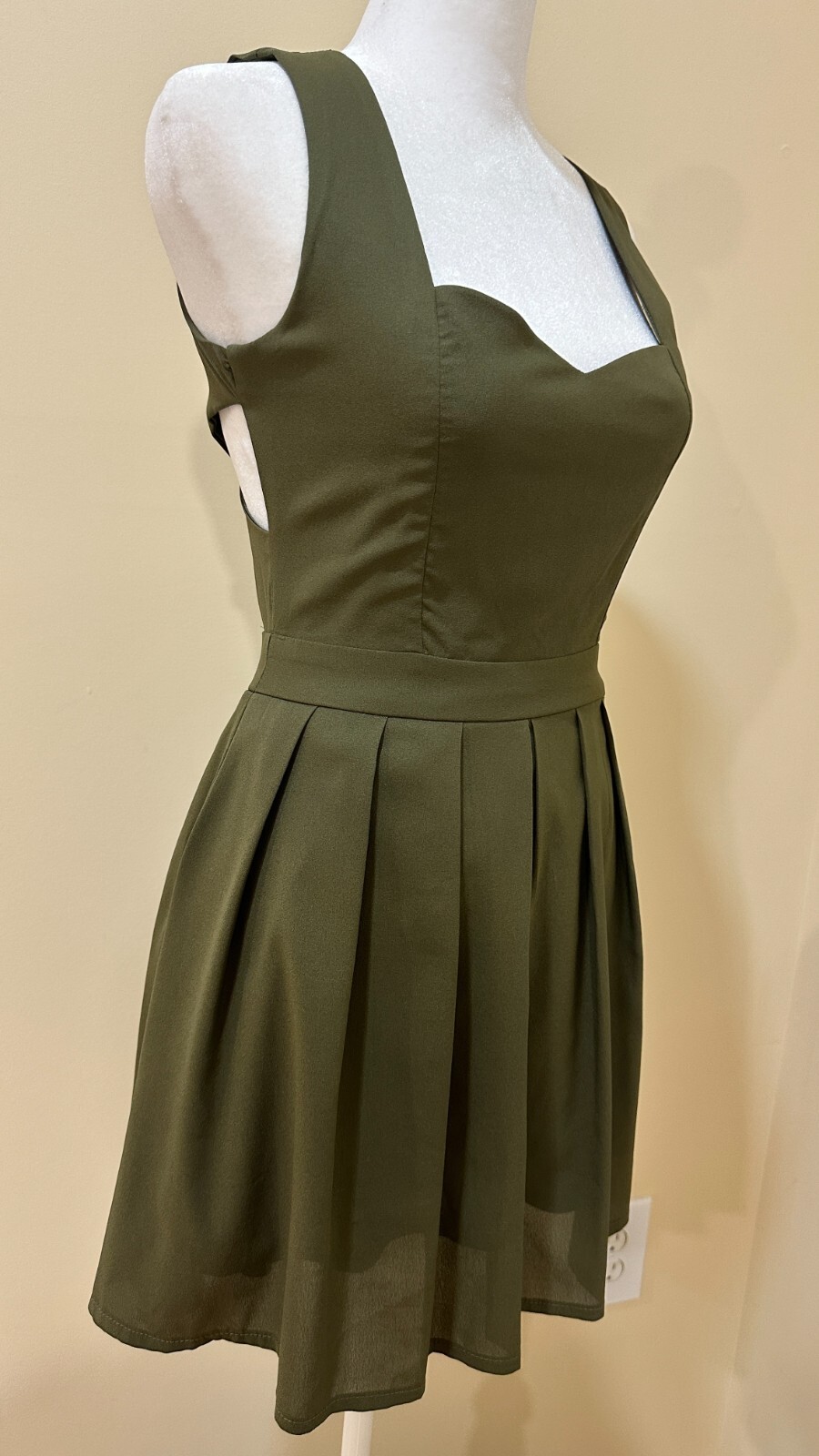 TILLY ANNE Olive Green Mini Sleeveless Lined Pleated Dress Cut Out Back Sz S