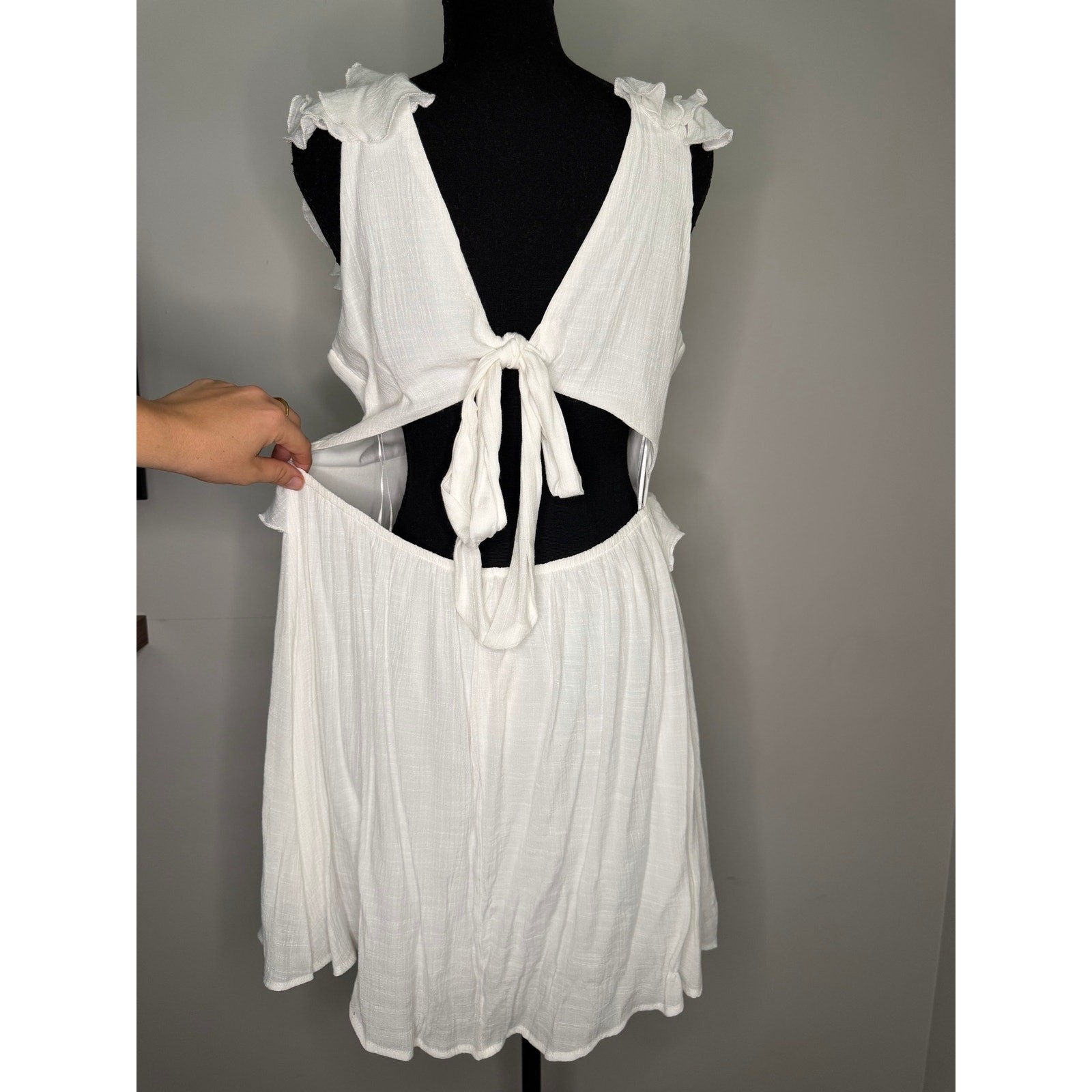 Francesca’s Miami White Ruffle Cutout Tie Back Dress Size Large NWT