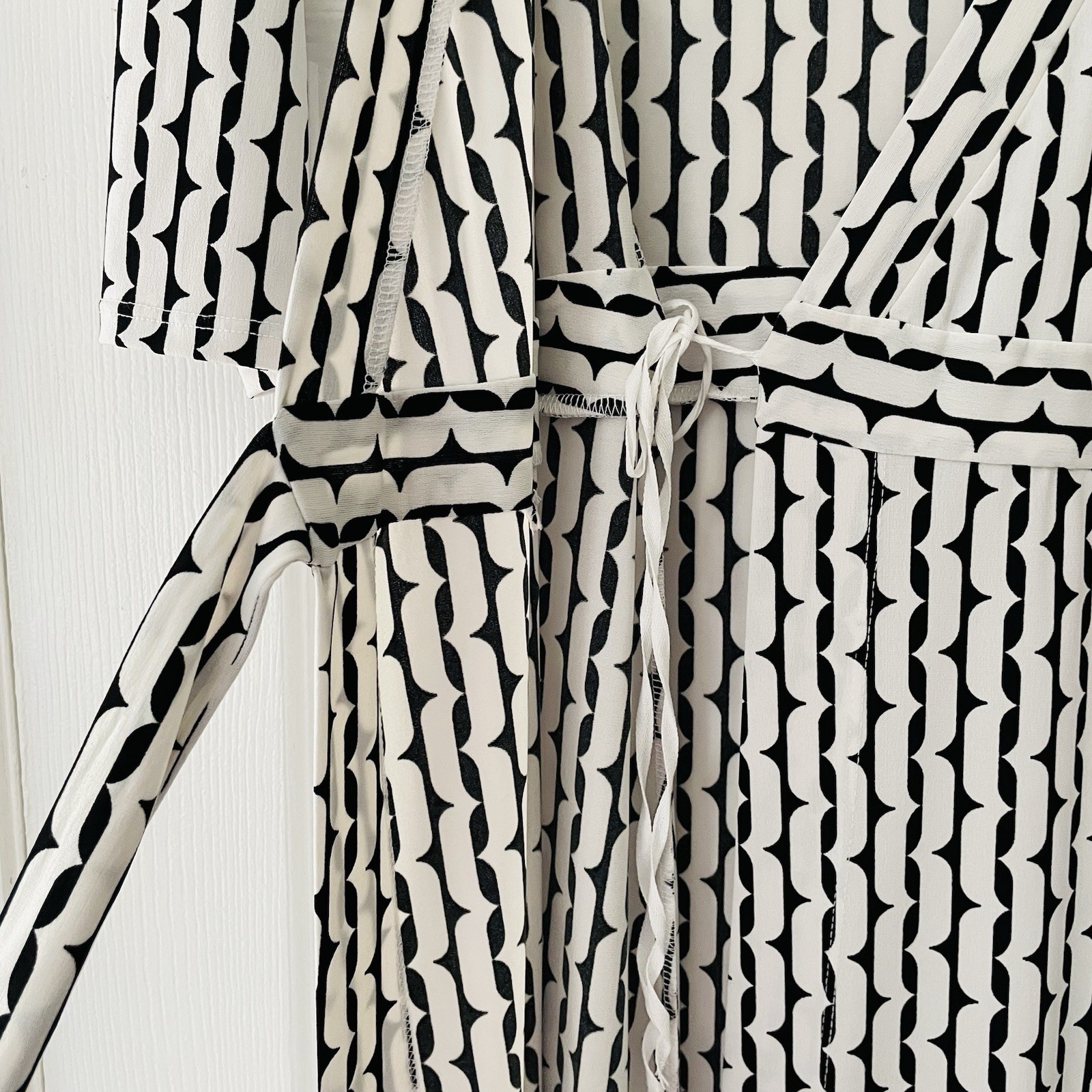 Bisou Bisou Women Size 8 Black Patterned Chain Link Midi Wrap Dress