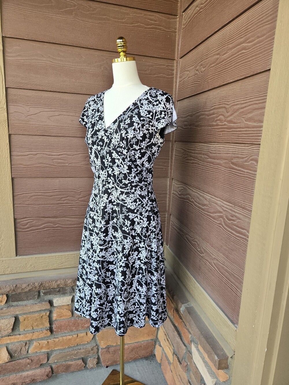 Ann Taylor LOFT Black & White Floral Fit-and-Flare Dress Women’s Size 8