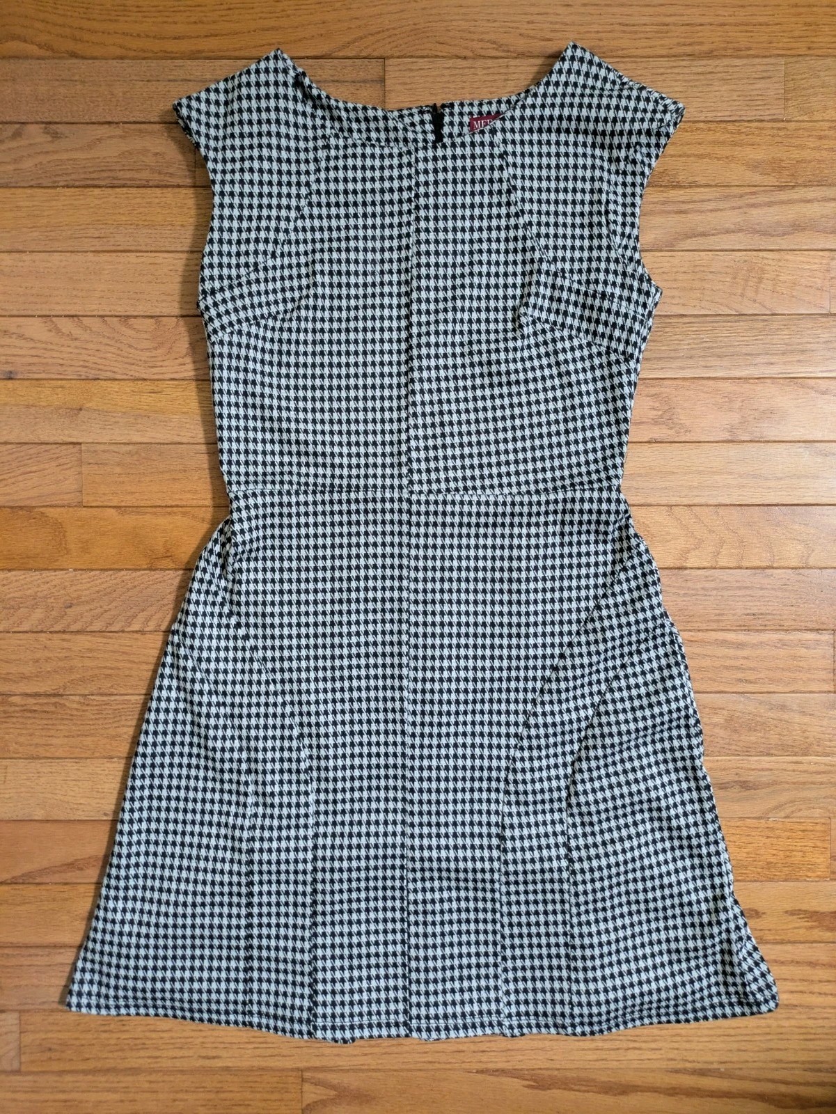 M pit-to-pit 17.5″ length 35″ b&w houndstooth fit & flare Merona w/pleated back