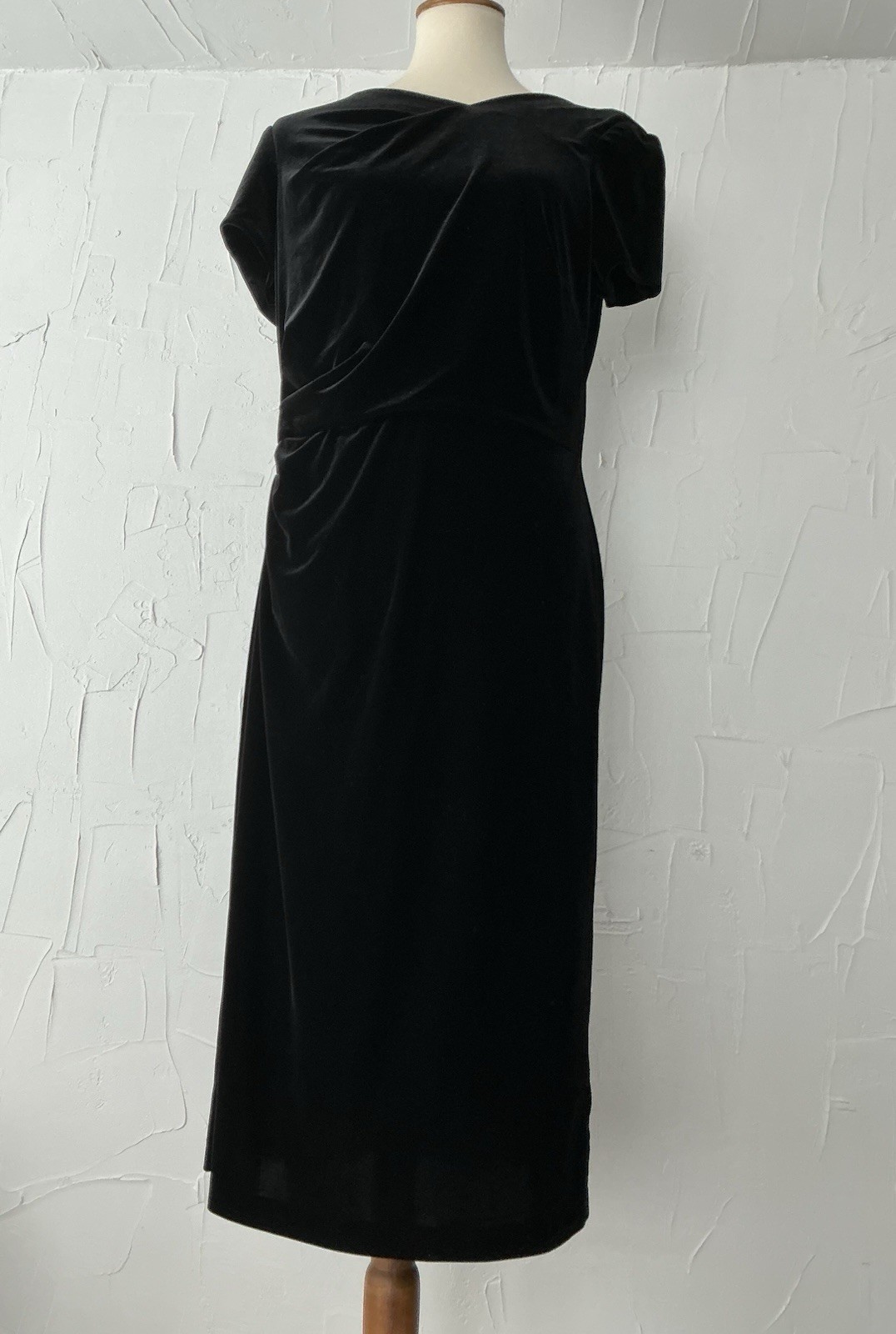 CHAPS RL Black Velvet Dress 14 Stretchy Feminine Below Knee Hides Tummy Cap Slv