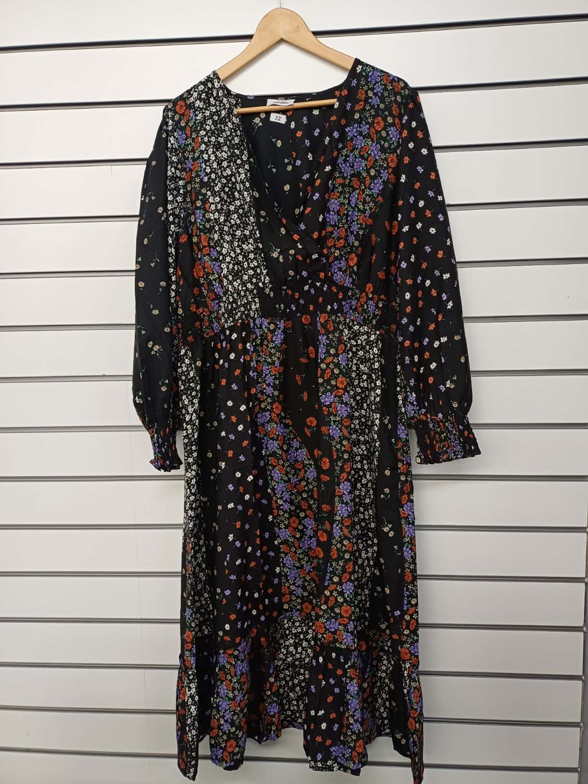 EX YOURS BLACK DITSY FLORAL PATCHWORK V NECK MIDAXI DRESS SIZE 26-28 (REF R)