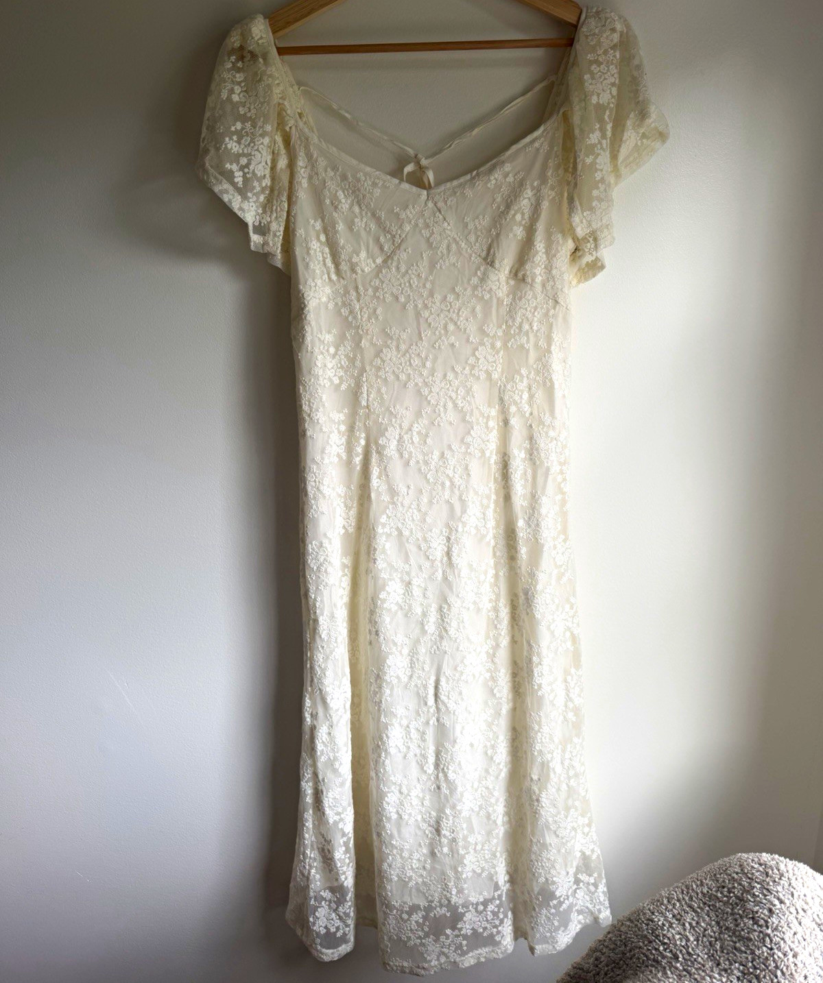 Carly Jean Los Angeles Women’s White Floral Lace Midi Dress flutter sleeve sz. L
