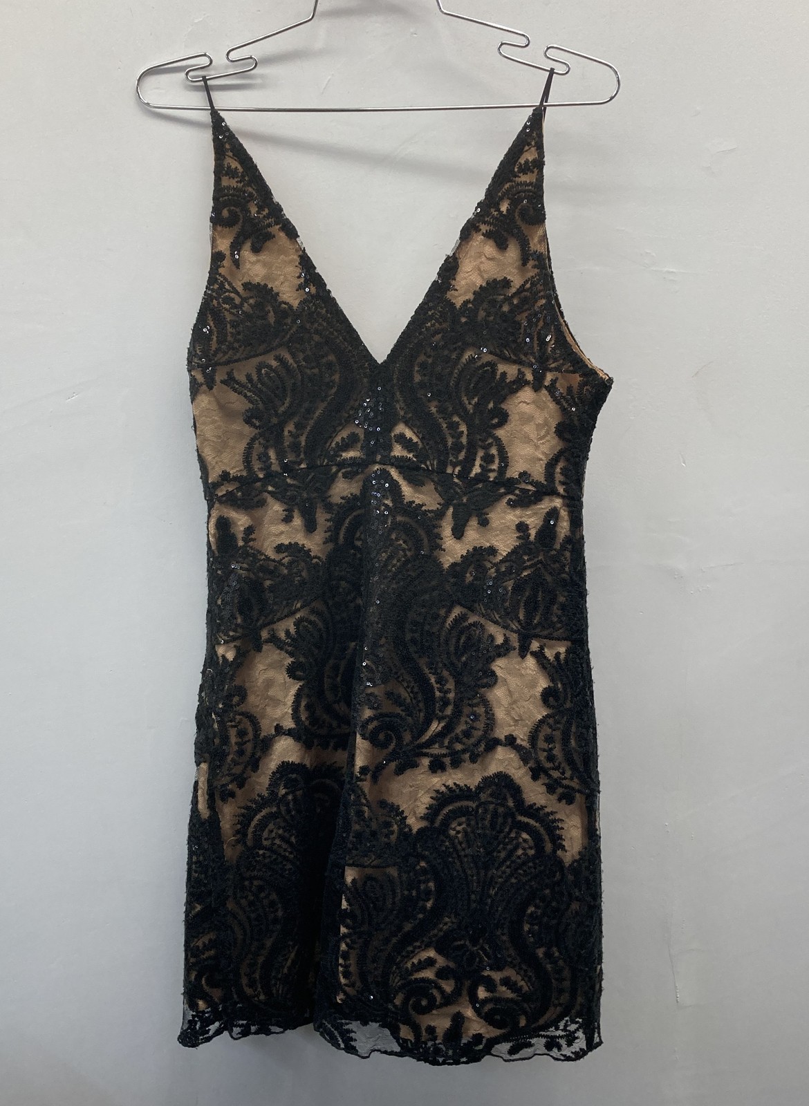 Bird State Women’s Black Tan Sequin Floral Lace V-Neck Kayann Mini Dress Sz S