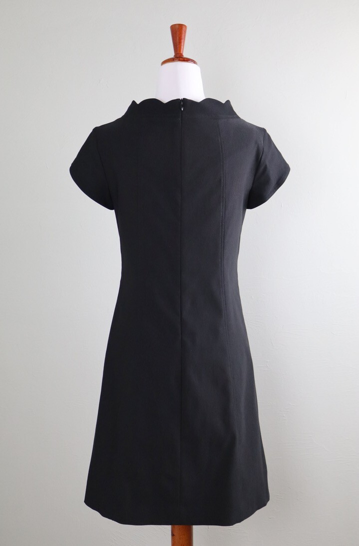 SARA CAMPBELL $258 Solid Black Stretch Scalloped Shift Dress Size XS