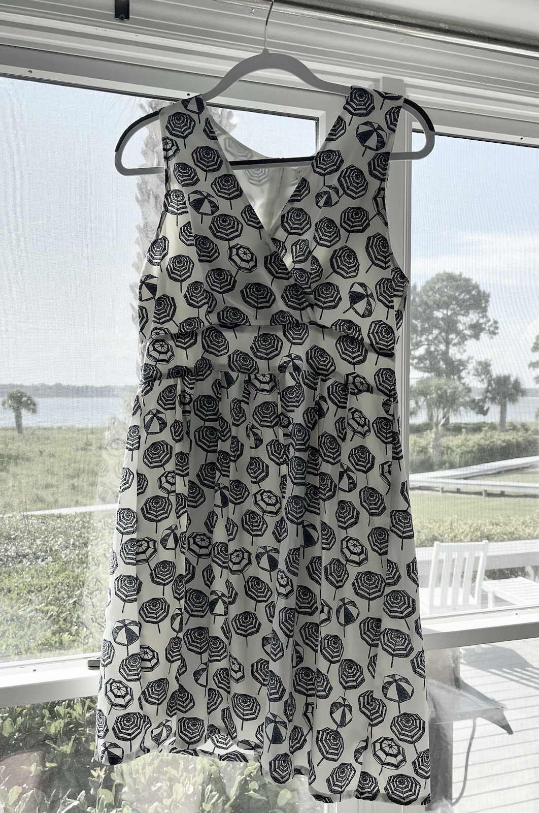 Maison Jules Womens L Sleeveless White Dress with Blue Umbrellas