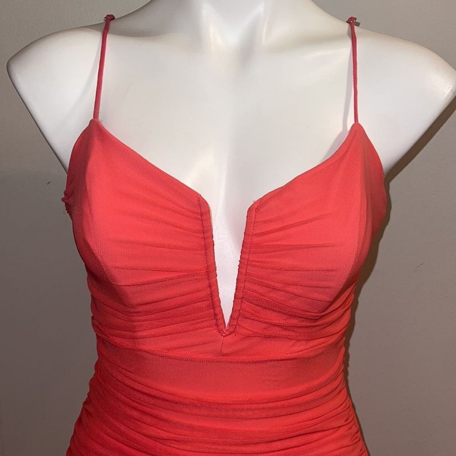 Saints + Secrets ladies Coral Ruched Mini Dress. Size large.