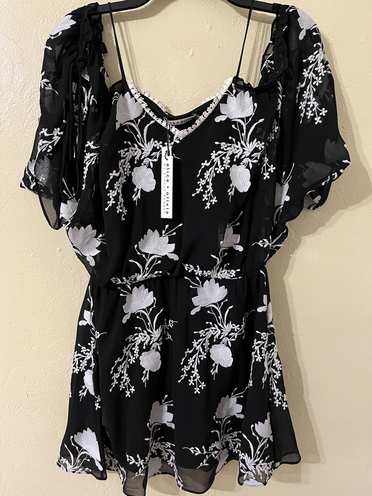 NWT Alice + Olivia Holden Embroidered Floral Mini Dress Cold Shoulder QQ120