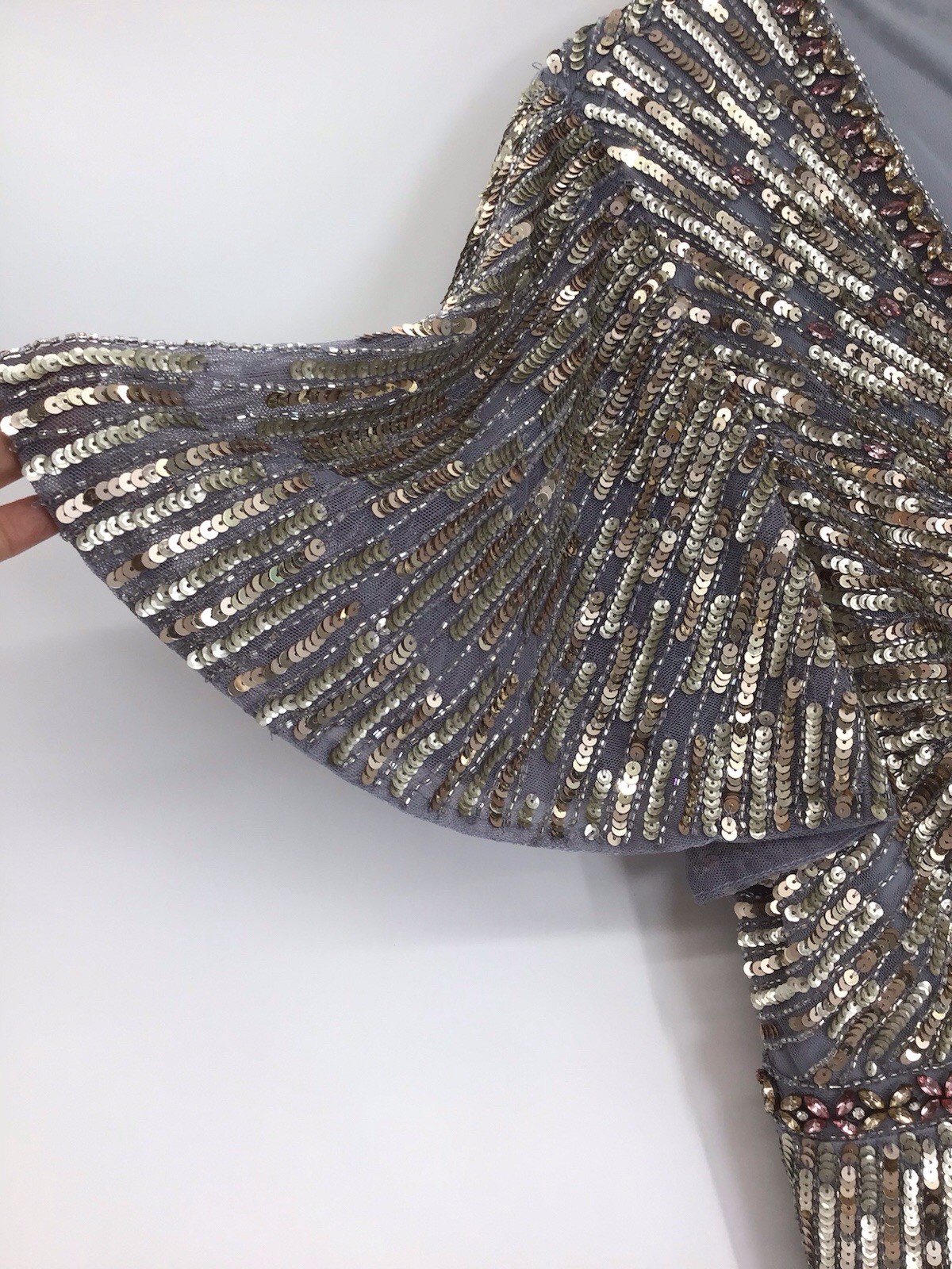 Mac Duggal NWT sequin v-neck flutter sleeve Platinum column gown formal Size 10