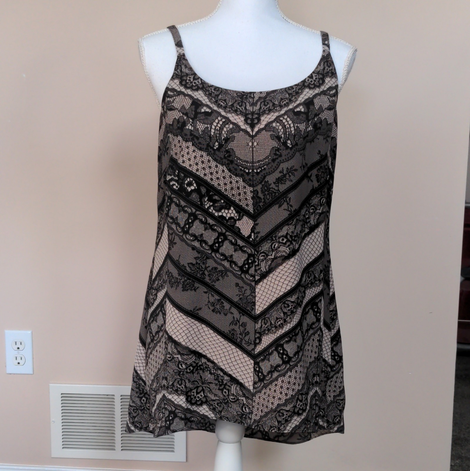 CAbi Women’s S Black Beige Chevron Lace Scoop Neck Spaghetti Strap Shift Dress