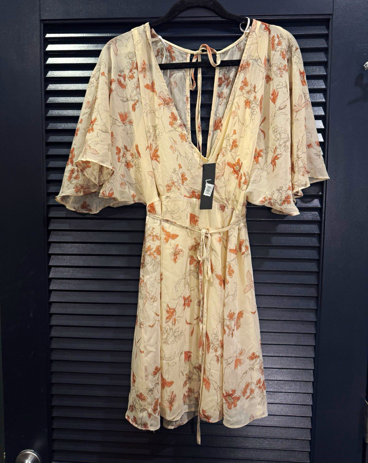 NWT Lulu’s Floral Faux Wrap Mini Dress Large Beige Flutter Sleeve Tie Waist