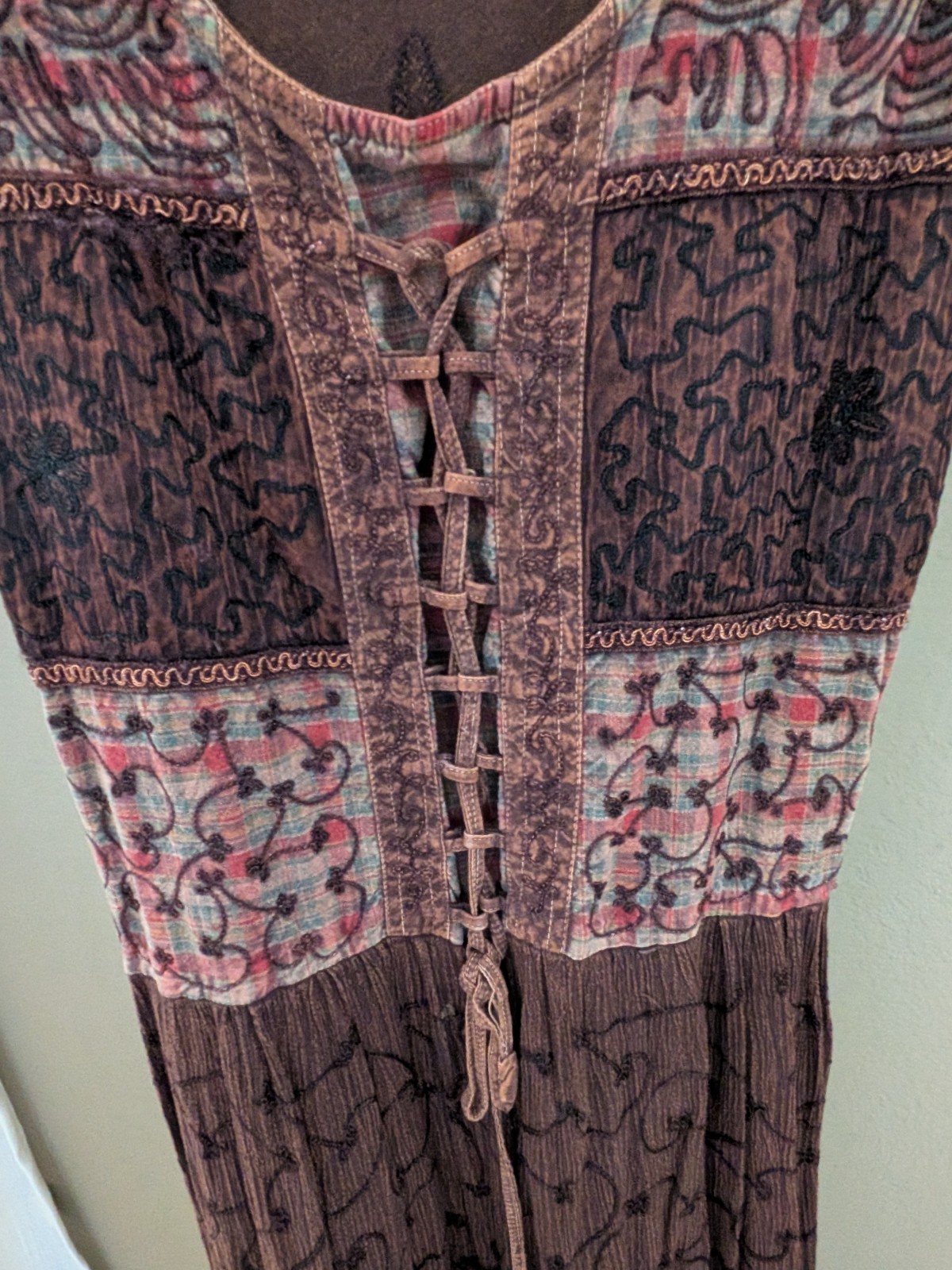 India Boutique Knee Length Dress Sleeveless Embroidered W Tie Back SZ S