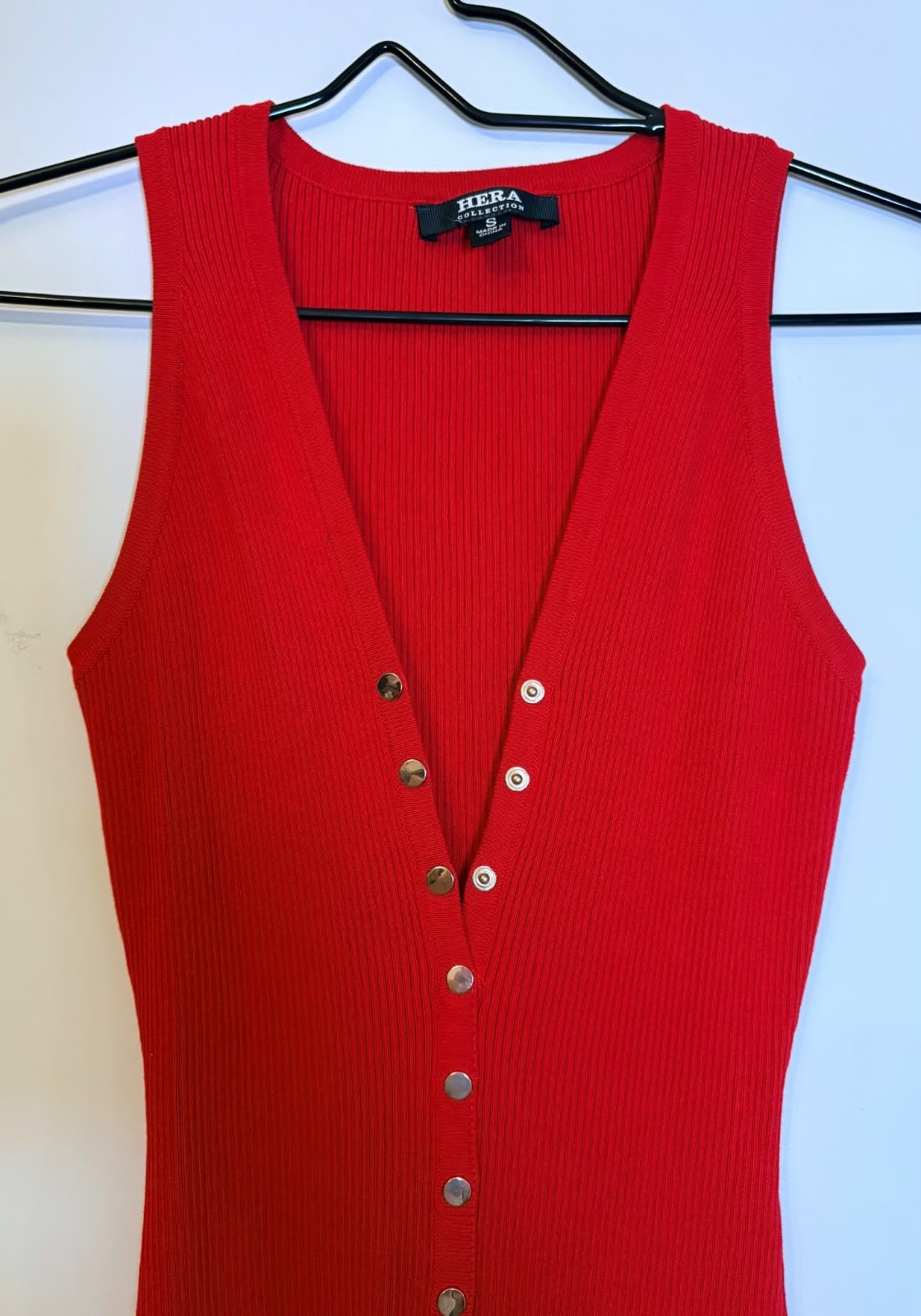 HERA Collection Red Ribbed Knit V-Neck Button-Front Sleeveless Bodycon Midi S