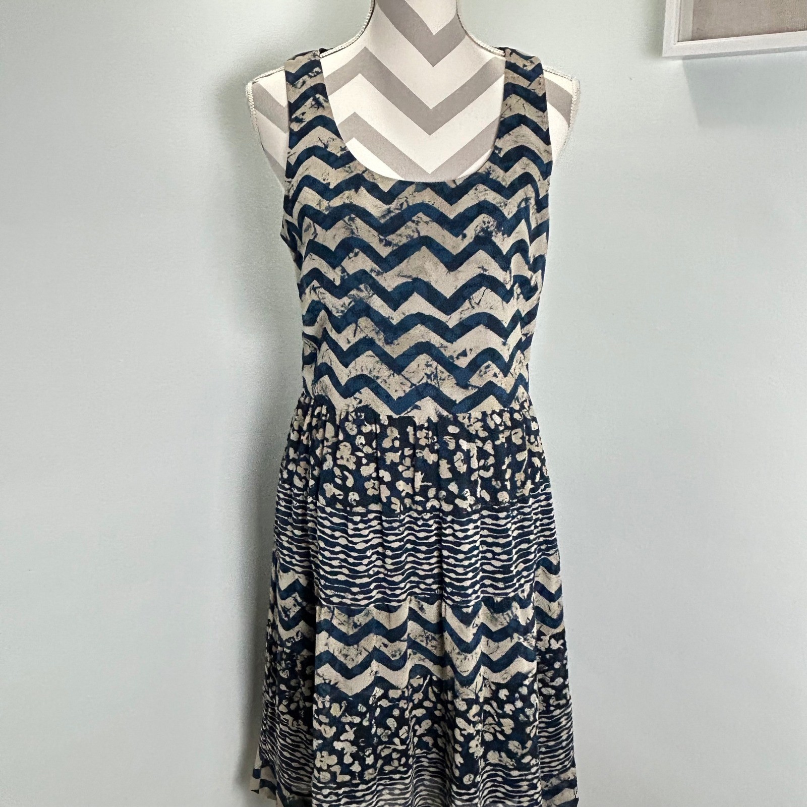 Betsey Johnson Chiffon Navy Teal Tan Womens Dress Sleeveless Chevron Knee Length