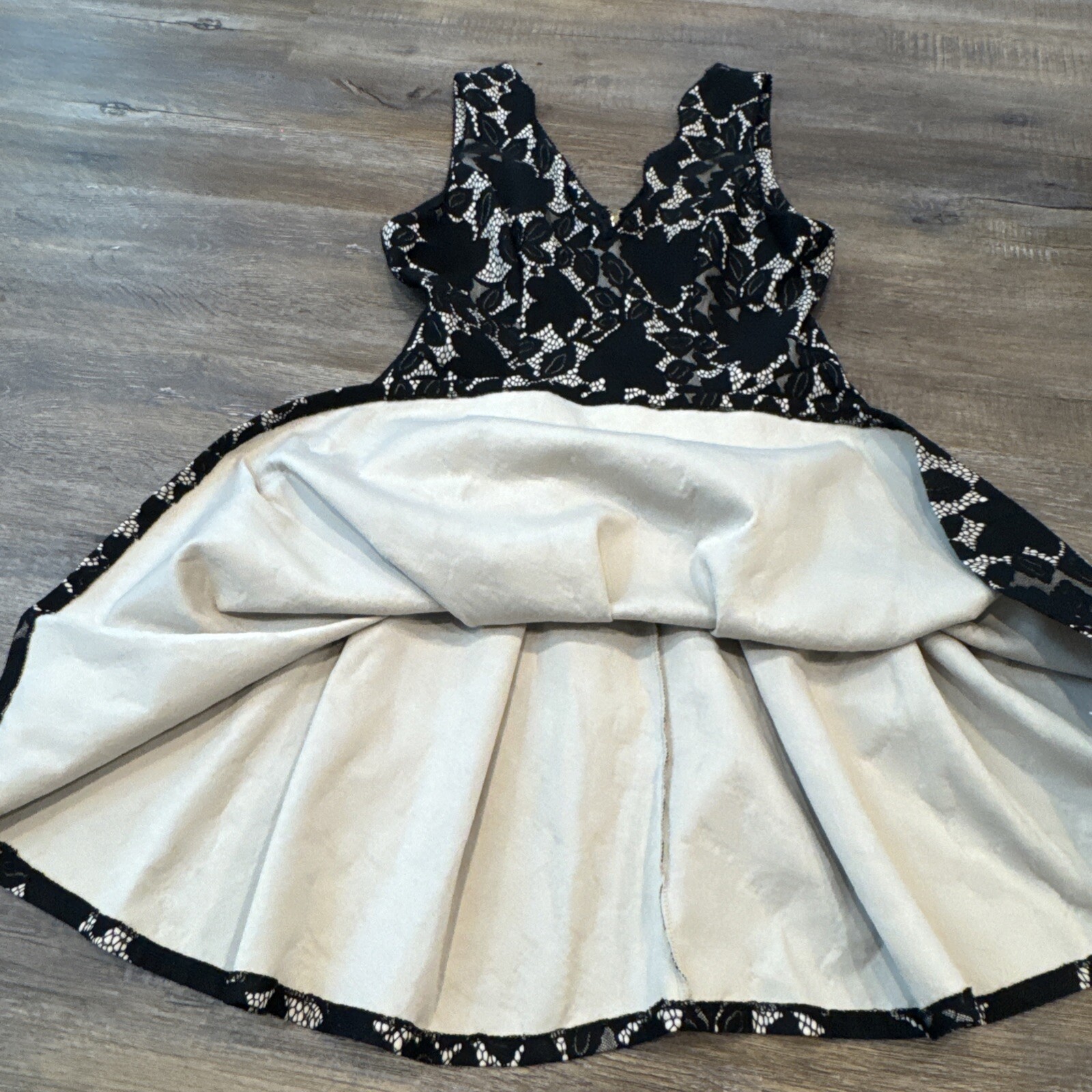 She+Sky dress Size medium Very Classy Dress