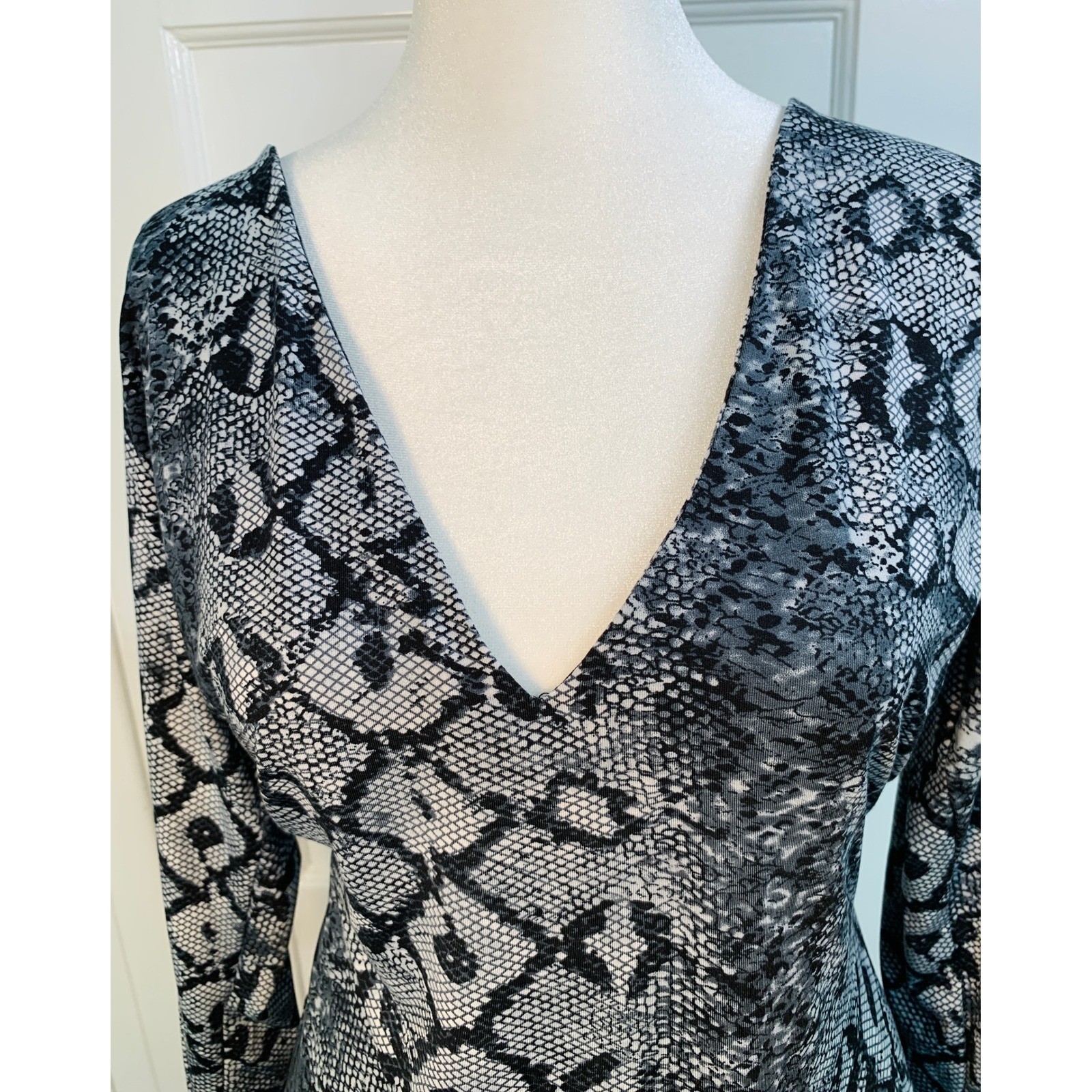White Mark NWT Bodycon Snake Print Sheath Dress V-Neck Long Sleeve / Size L
