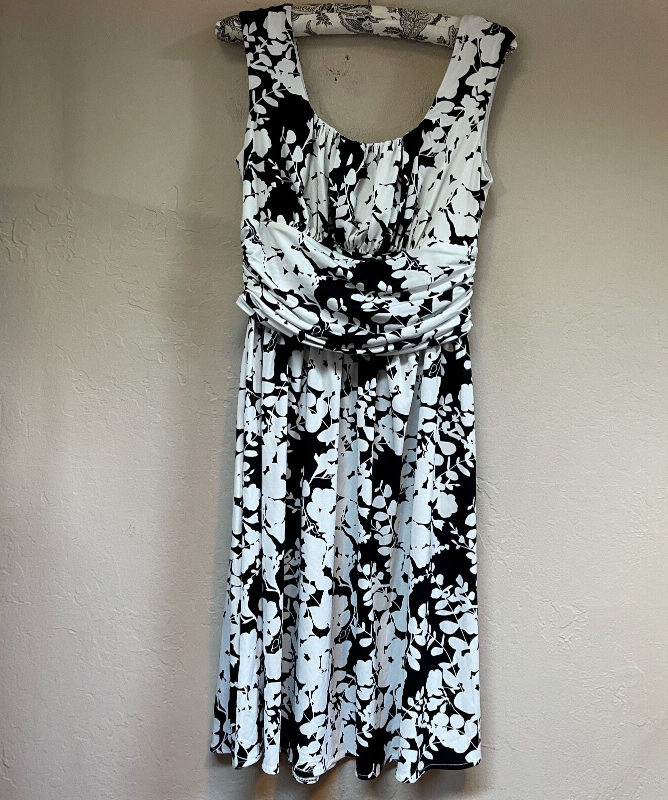 Maggy London Women’s Floral A-Line Dress 6 Black White Stretch Pleated Waist