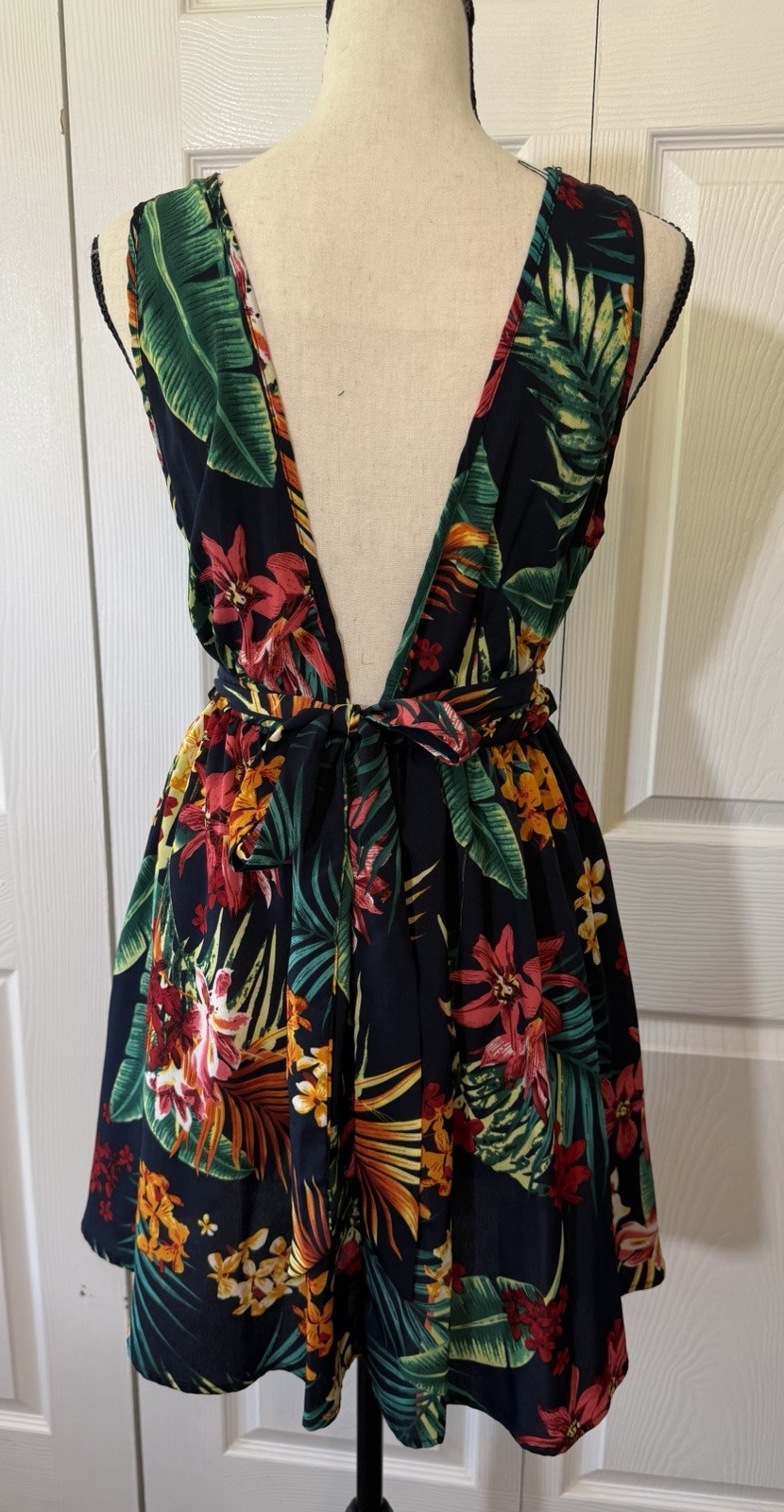 Women’s Black Tropical Floral Chiffon V-Neck Sleeveless Tie Back Dress