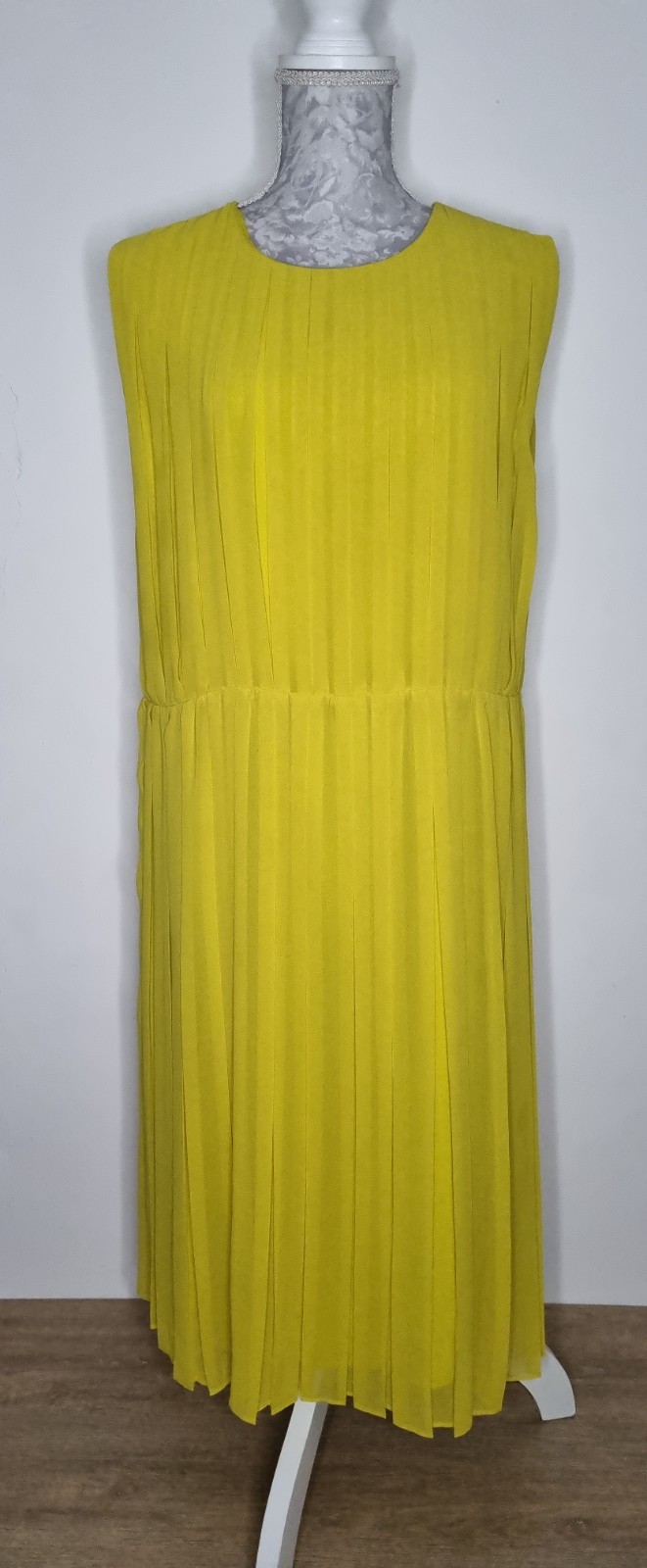 See BY Chloe Midi Length Pleated Dress In Yellow Size 14 EU 42 In VGC.