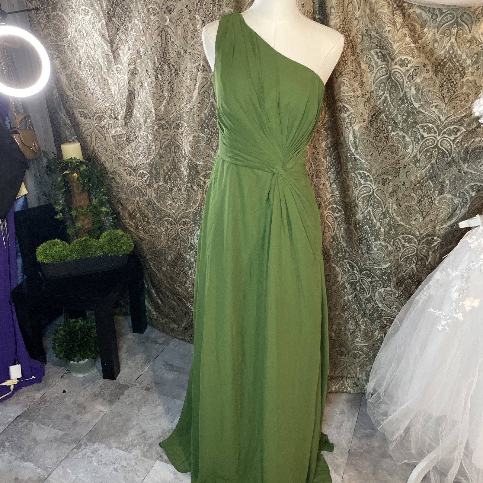 This elegant green one-shoulder dress for any special occasion. size 6