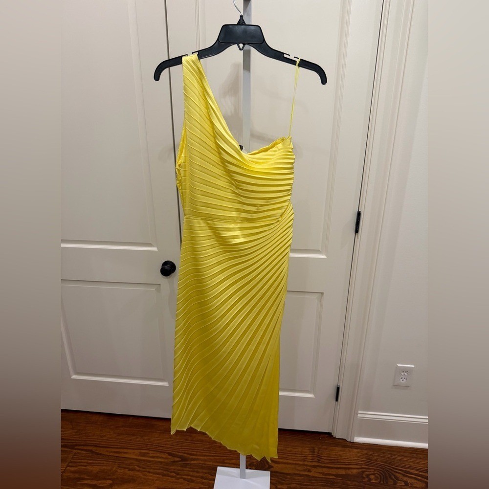 Belle Badgley Mischka Kelsey Pleated One Shoulder Yellow Dress 8 NWT