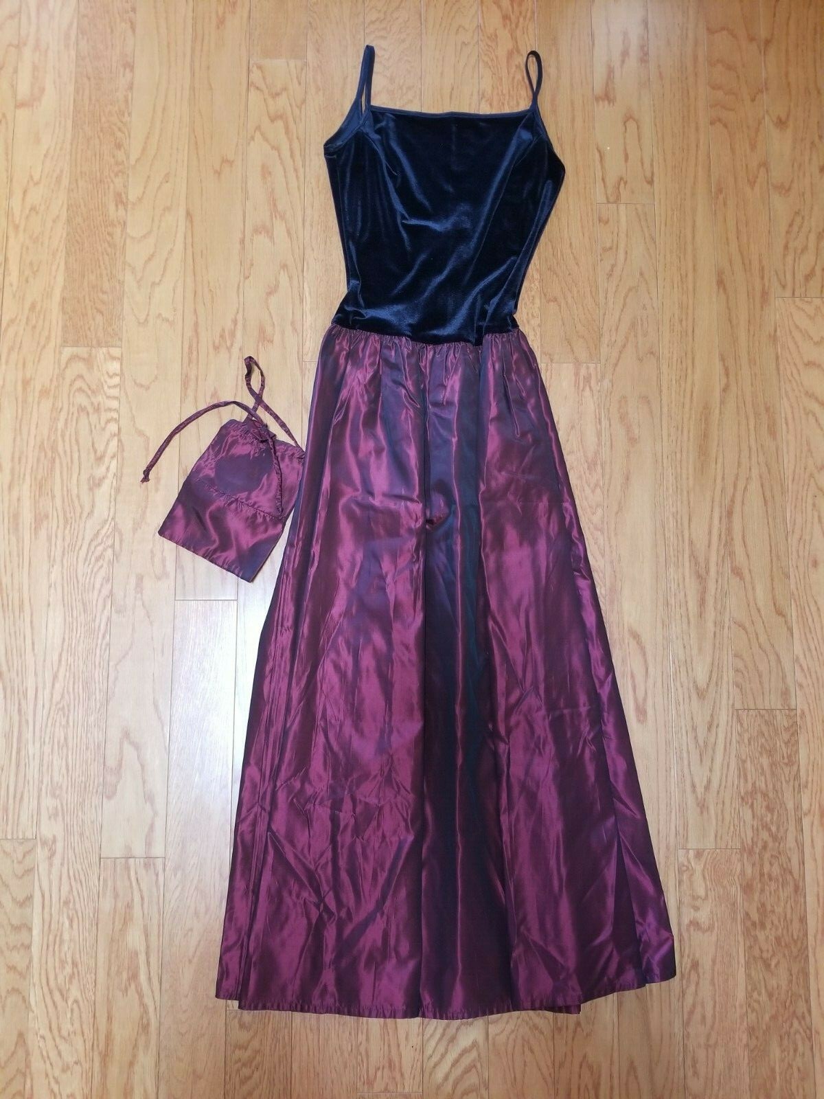 5-7-9 BRAND CIRCA 2000 VELVET AND TAFFETA DRESS WITH MATCHING WRISTLET SIZE XS