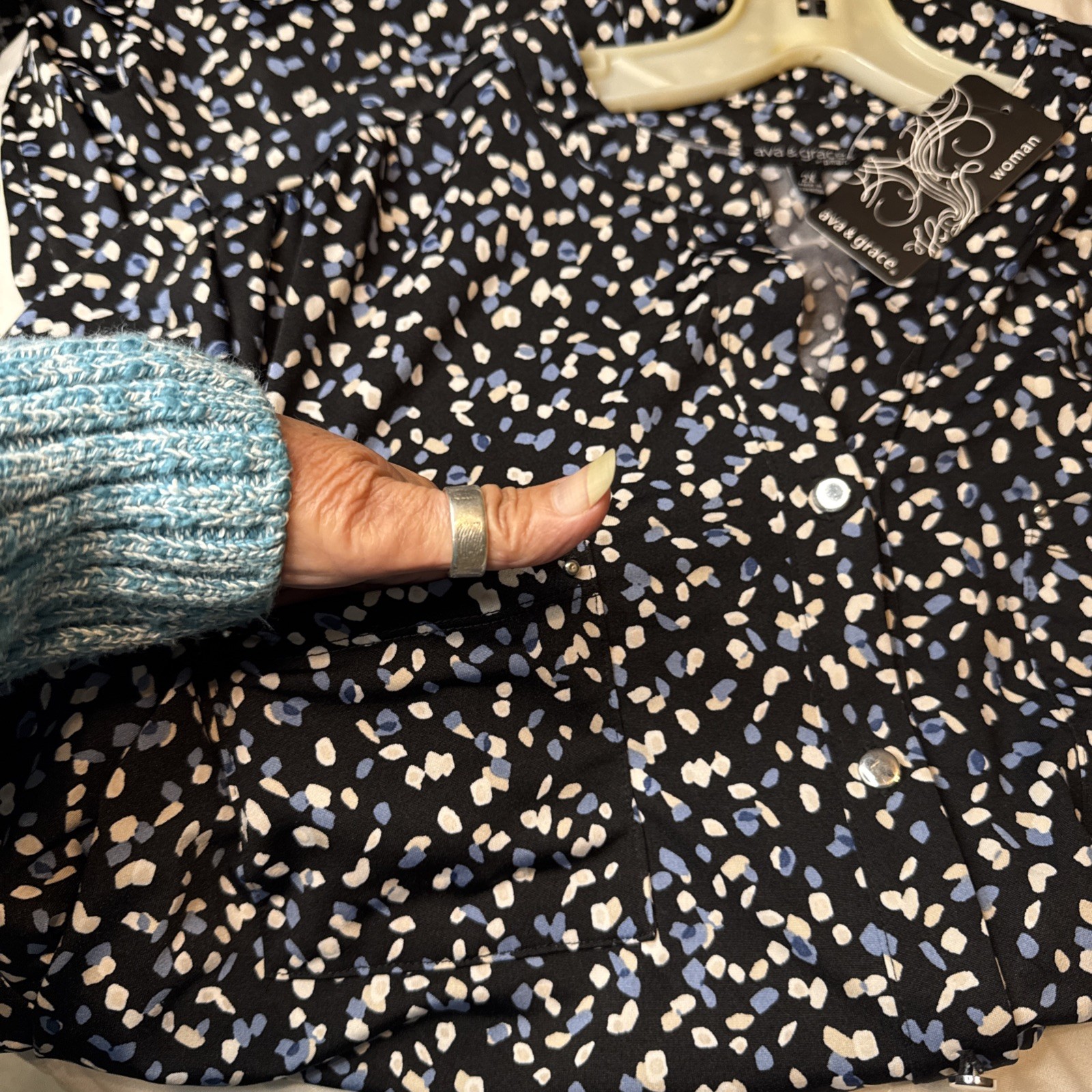 NWT- Ava & Grace Breast Pockets Silver Stud Accent Matching Buttons Button Down