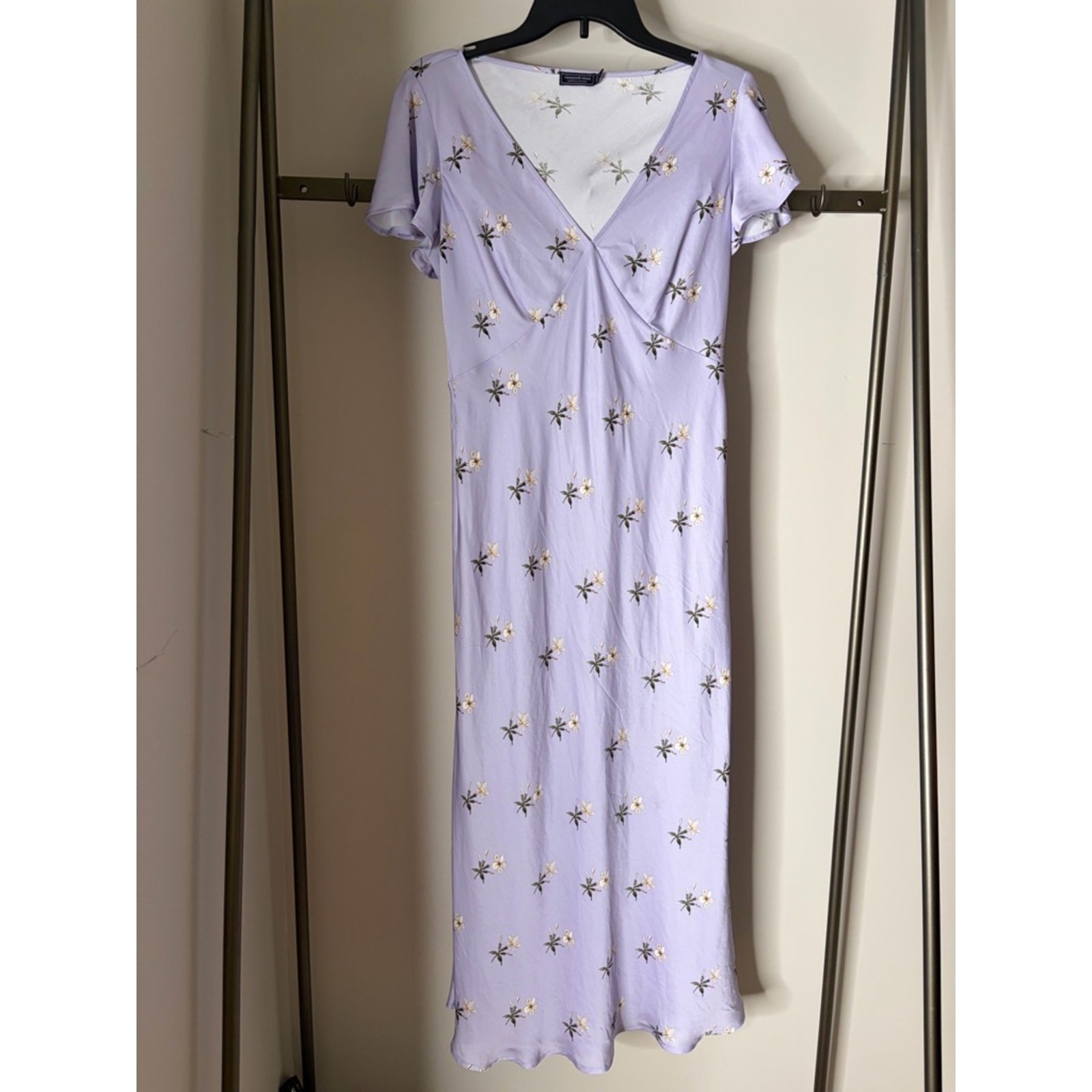 Vineyard Vines Lilac Satin Flutter-Sleeve Midi Dress with Small Floral Print