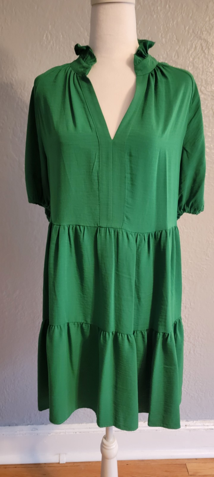 CeCe Women’s Short Sleeve Tiered V-Neck Baby Doll Dress- Lush Greeen- Size M