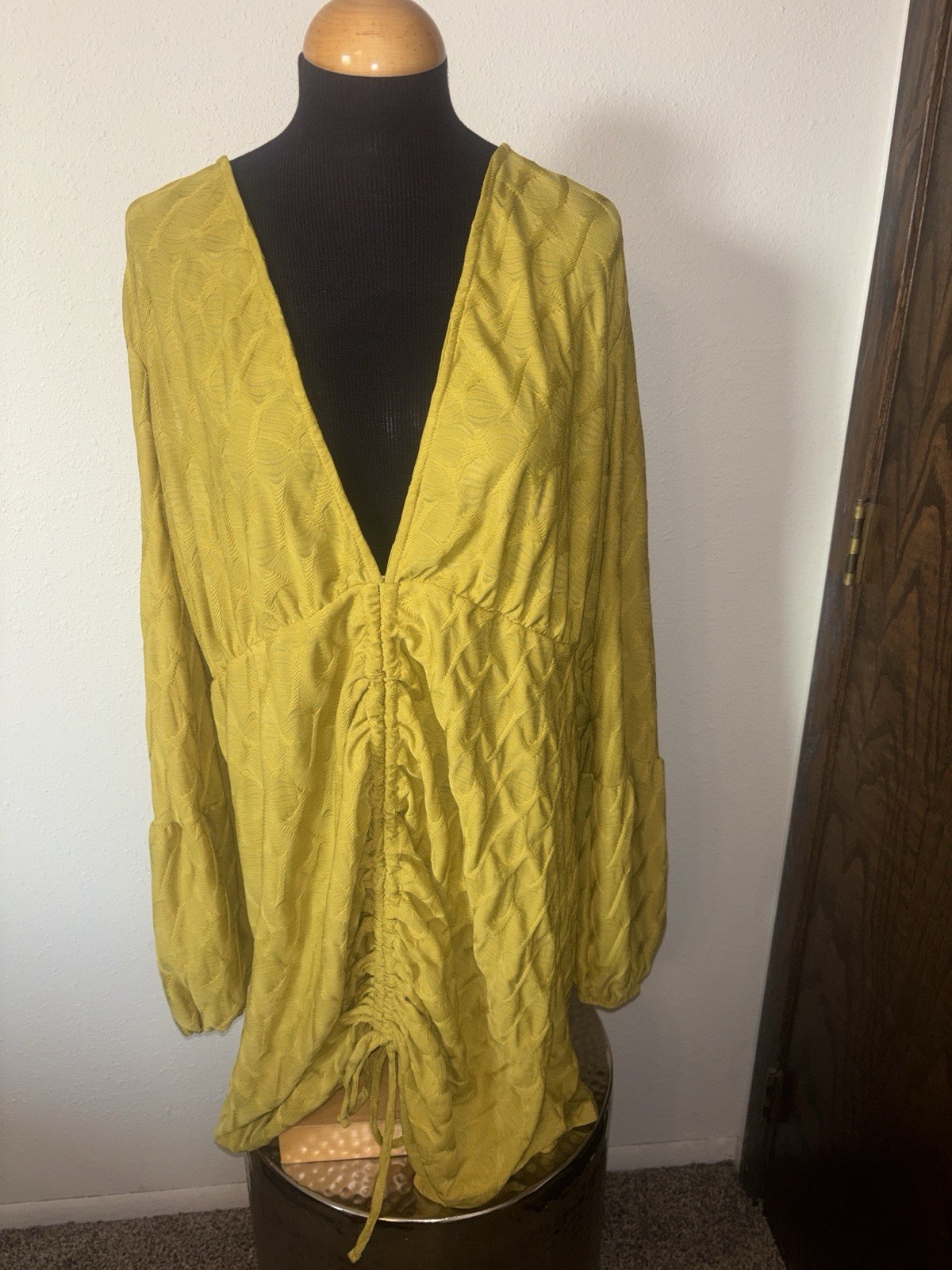 Pretty Little Thing Textured Plunge Front Ruched Bodycon Dress size 24 NWT