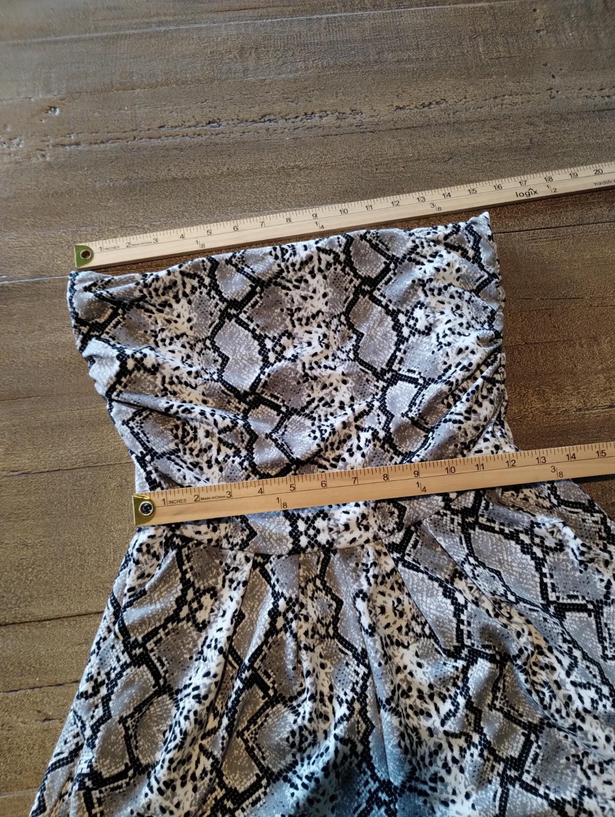 Women’s Sleeveless Strapless Snake Print Dress With Fitted Legs Size Large