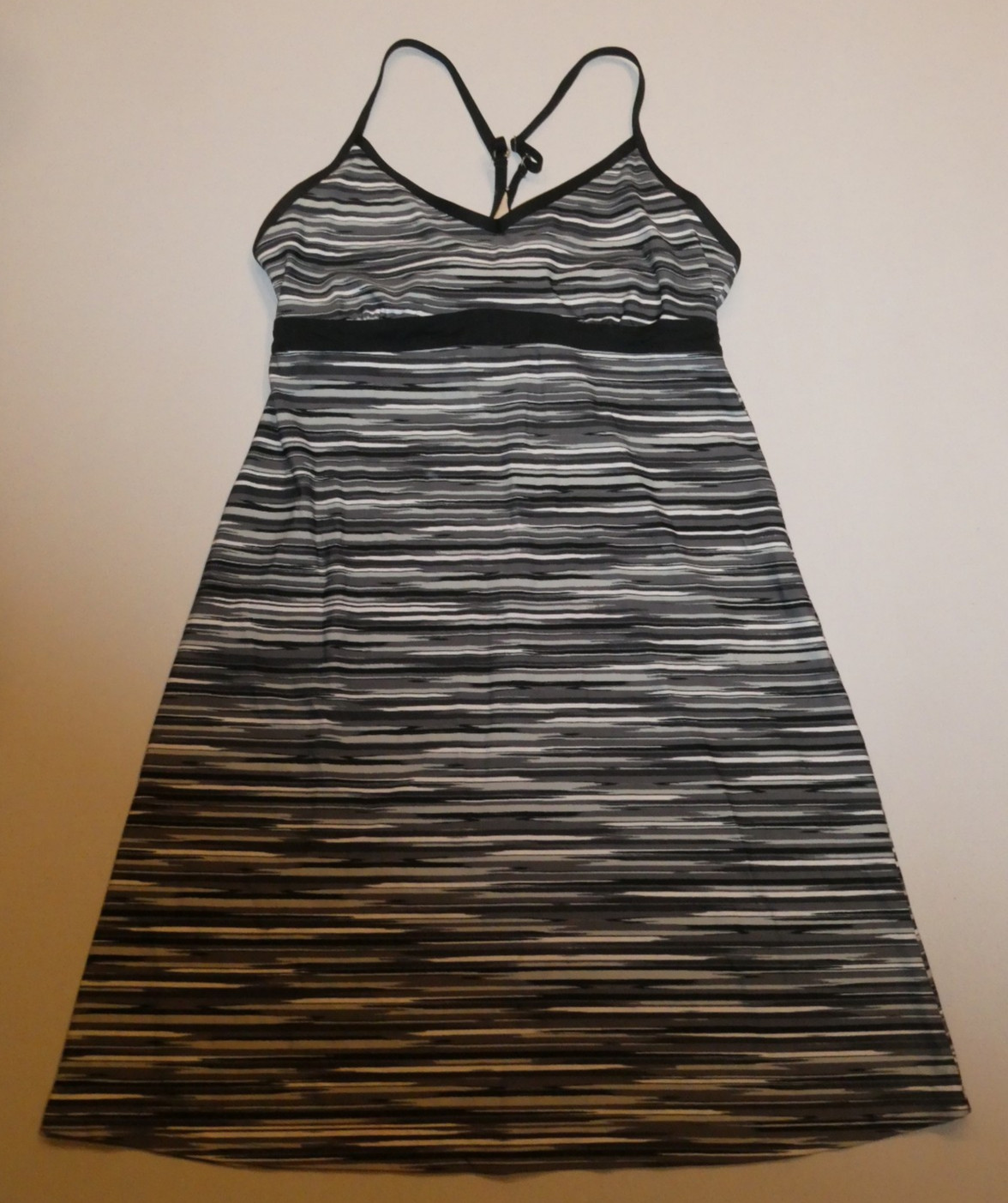 Athleta women’s black/gray/white print padded sports bra top sundress Sz LT