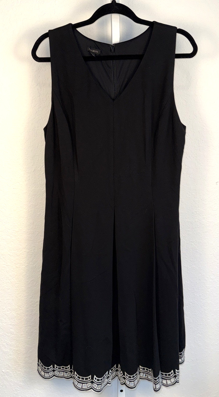 Talbots Fit Flare black V-neck dress Women’s 14 Black sleeveless embroidered Hem
