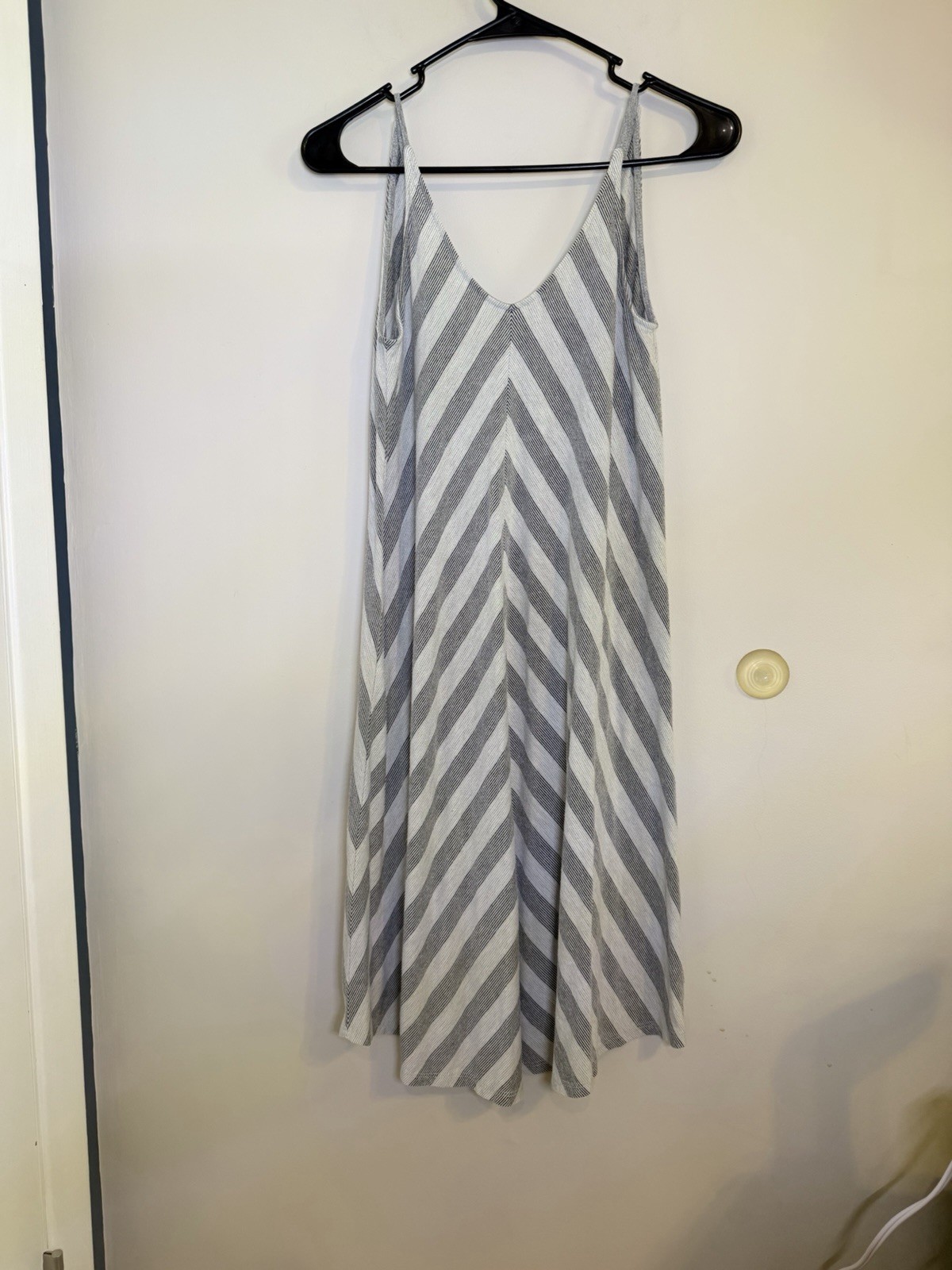 Olive + Oak Gray & White Striped V-Neck Sleeveless Knit Midi Sundress Size S