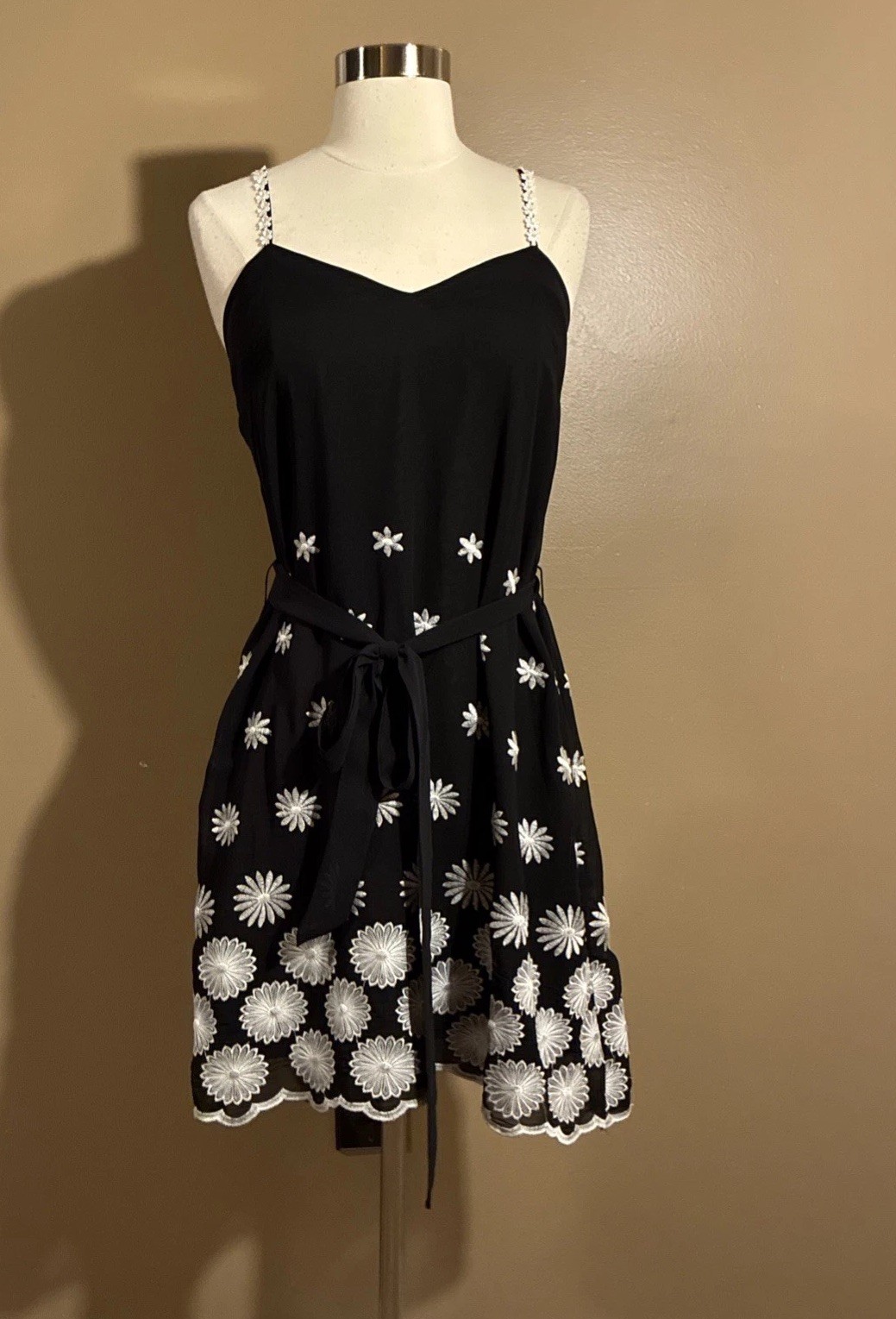 Miami Embroidered Floral Black White Scalloped Hem Sun Dress w/Tie Belt, S.