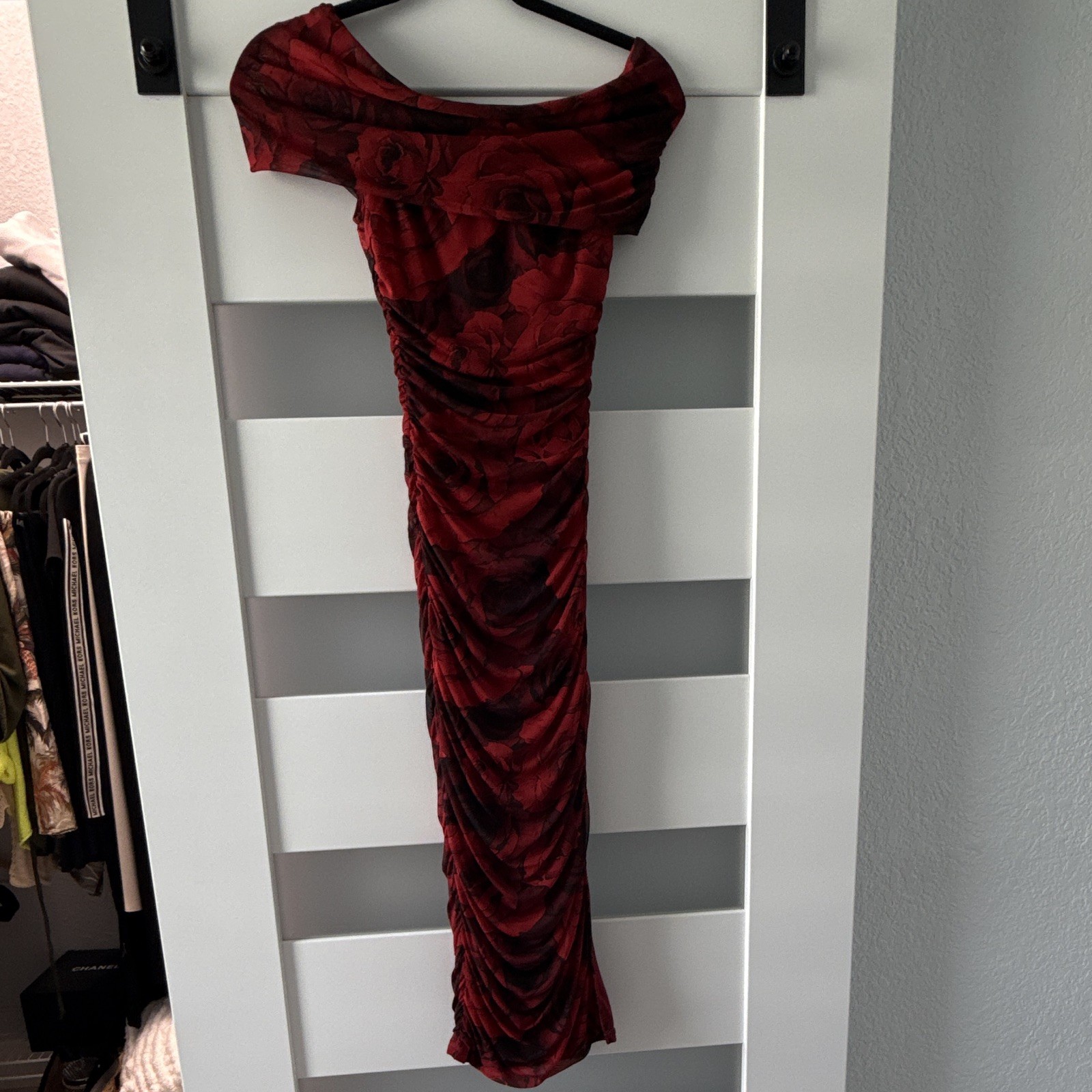 B. Darlin Womens Red/Black Floral Rose Off-Shoulder Ruched Mesh Bodycon Midi S
