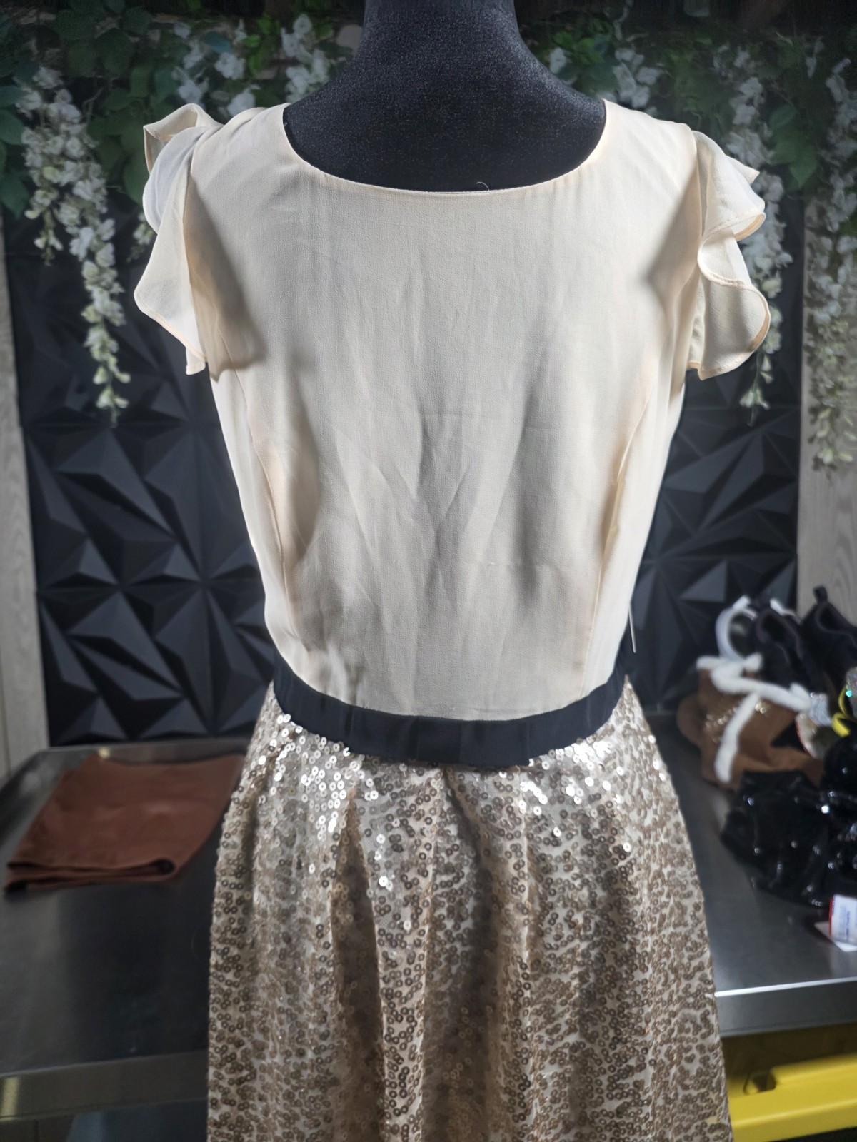 Forever 21 Women’s M Cream/Gold Sequin Fit & Flare Knee Dress Party V-Neck