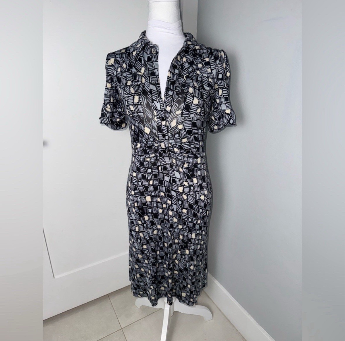 Diane von Furstenberg Silk Collared Printed Dress/Size 6