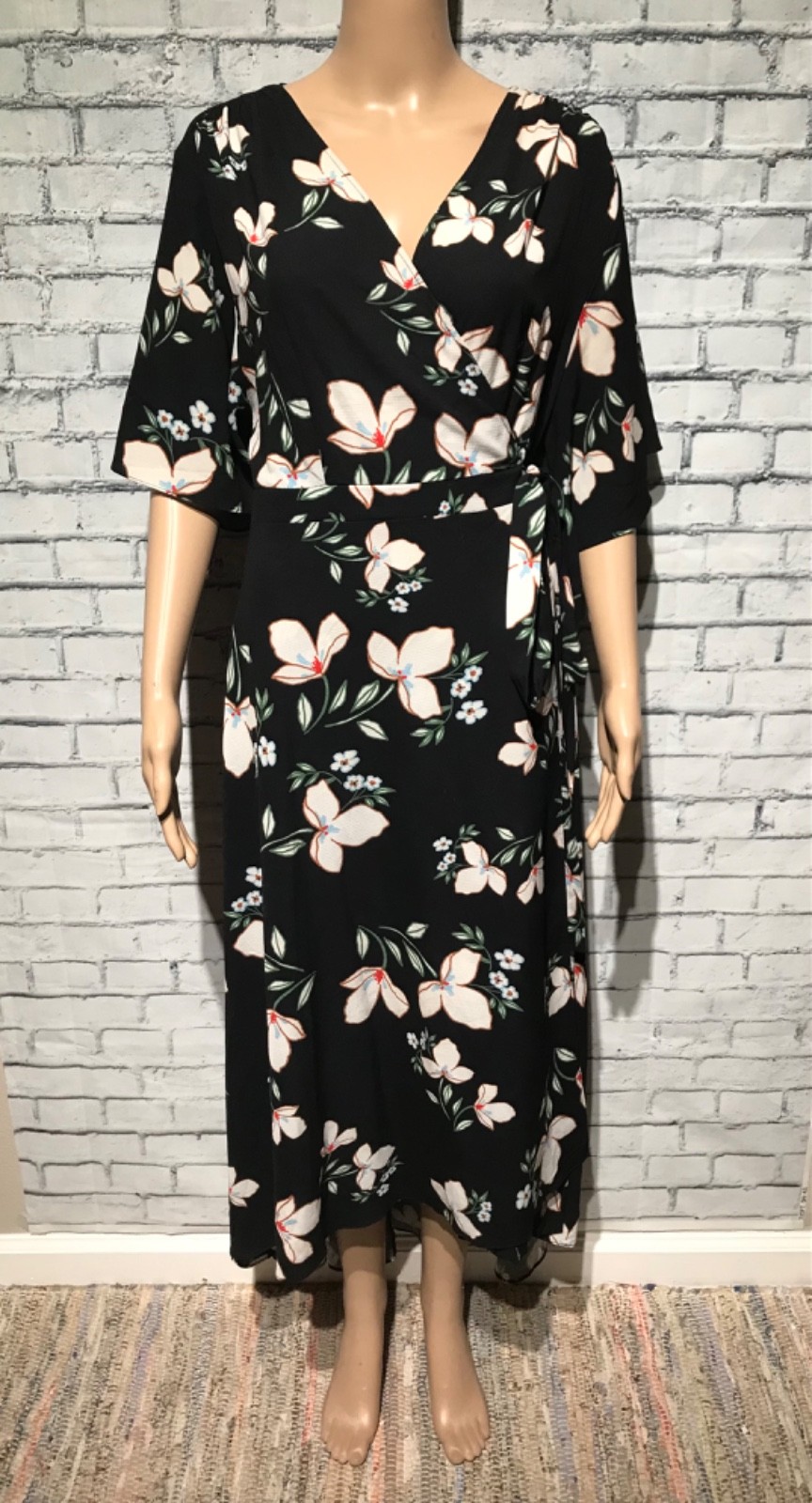 Avenue, Women 16/XL Black/Whit Floral V-Neck, 1/2 Sleeve Wrap Midi Dress